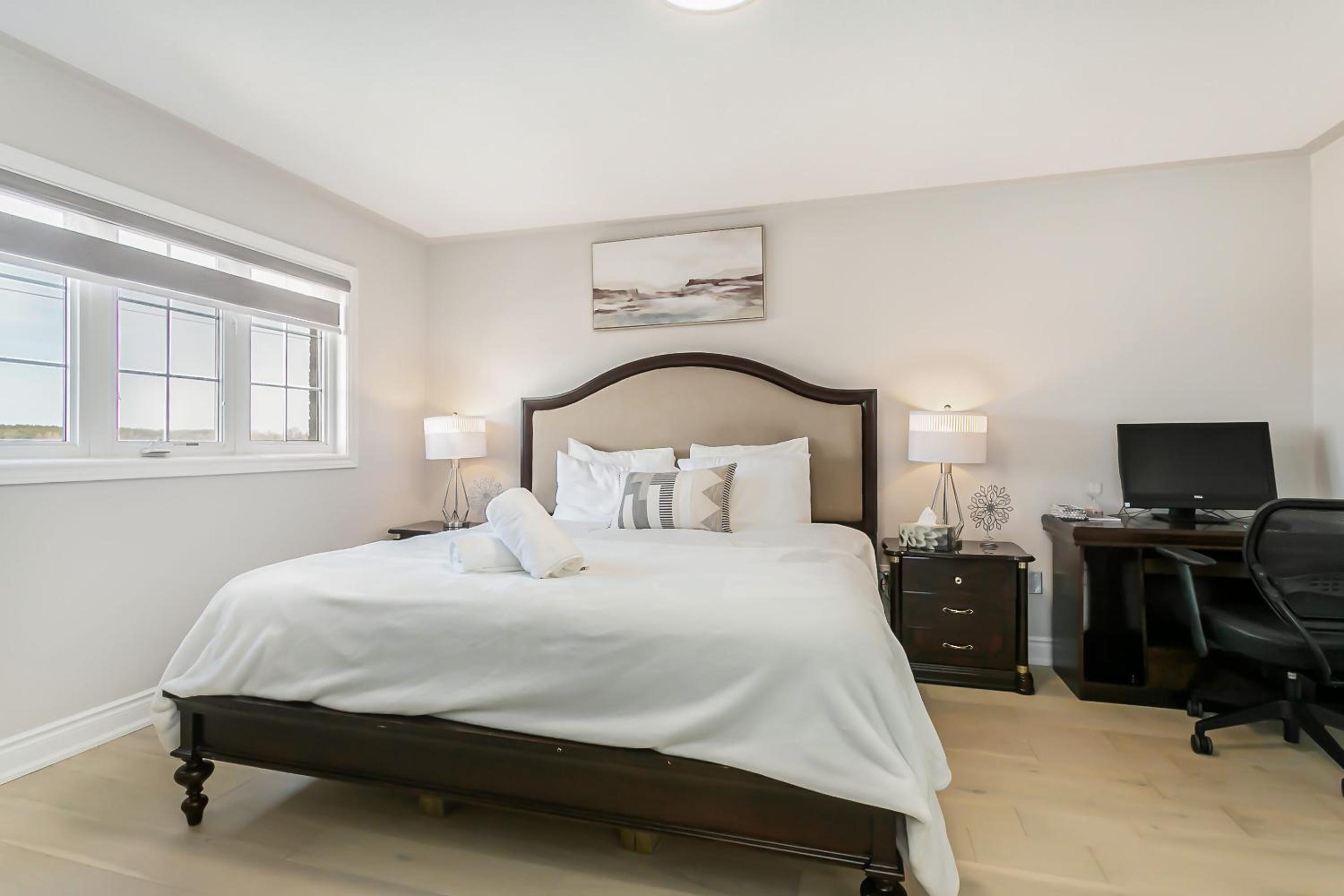 Pristine Pet & Smoke Free 4-Bedroom home near Canada's Wonderland