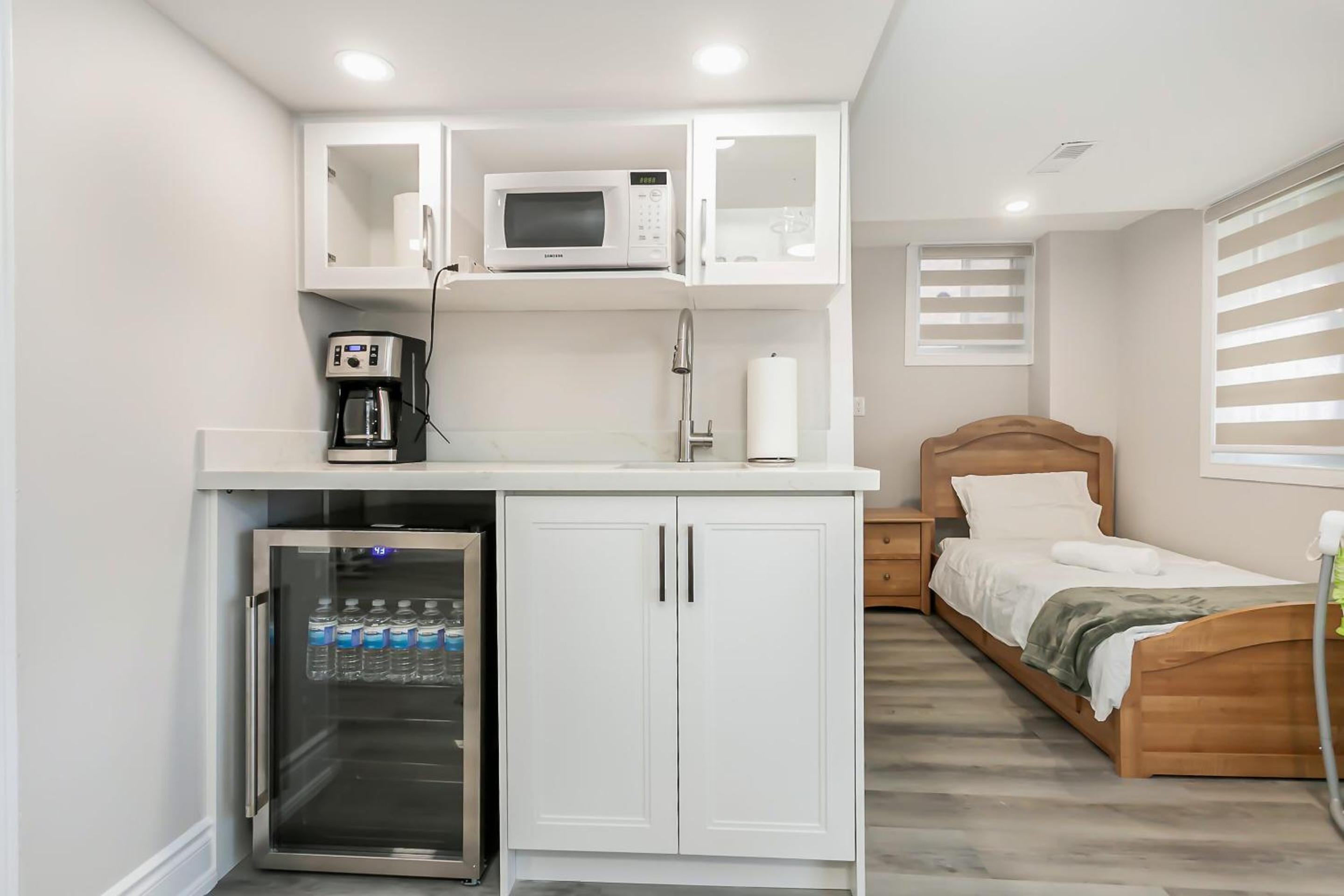 Pristine Pet & Smoke Free 4-Bedroom home near Canada's Wonderland