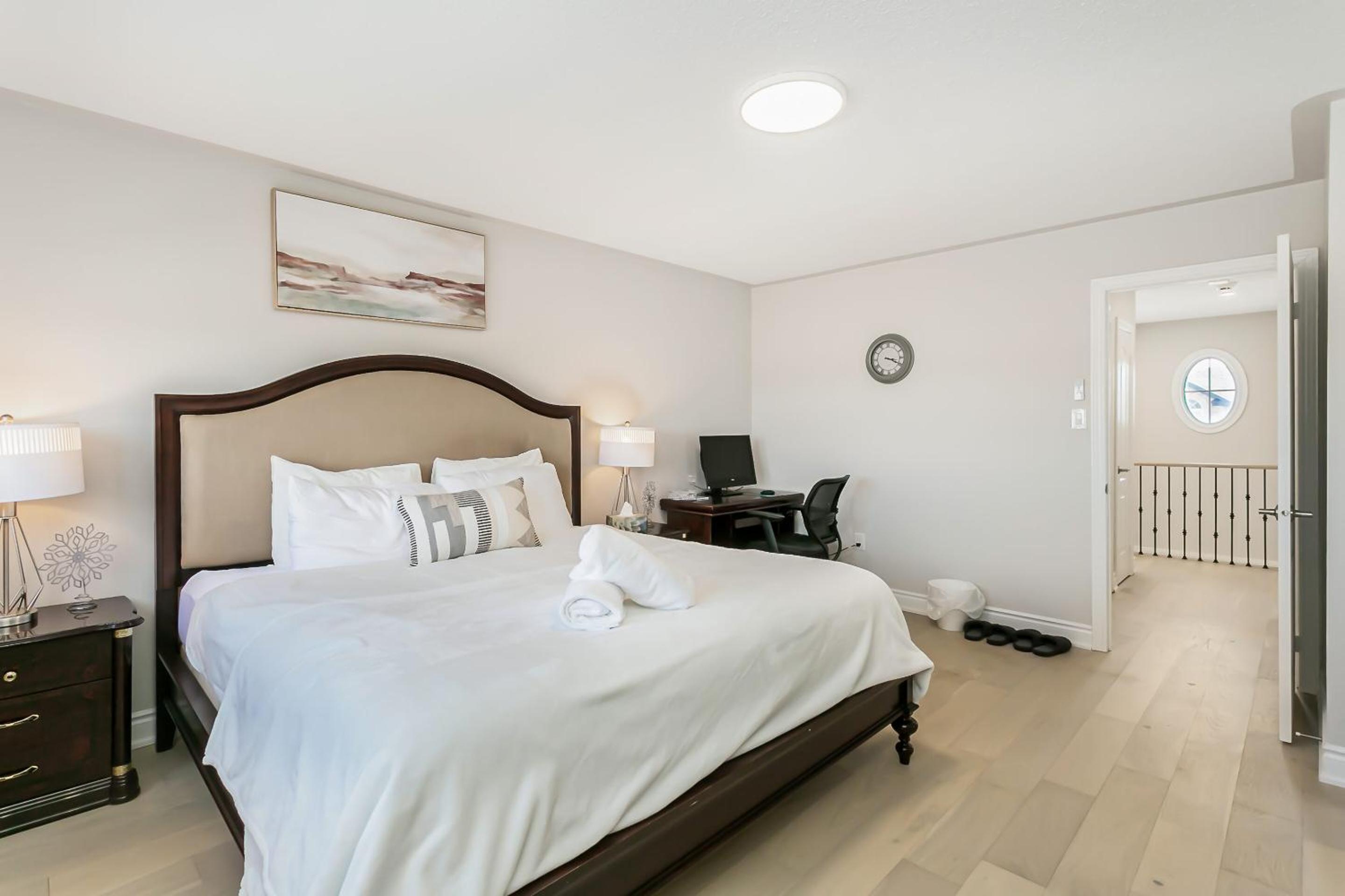Pristine Pet & Smoke Free 4-Bedroom home near Canada's Wonderland