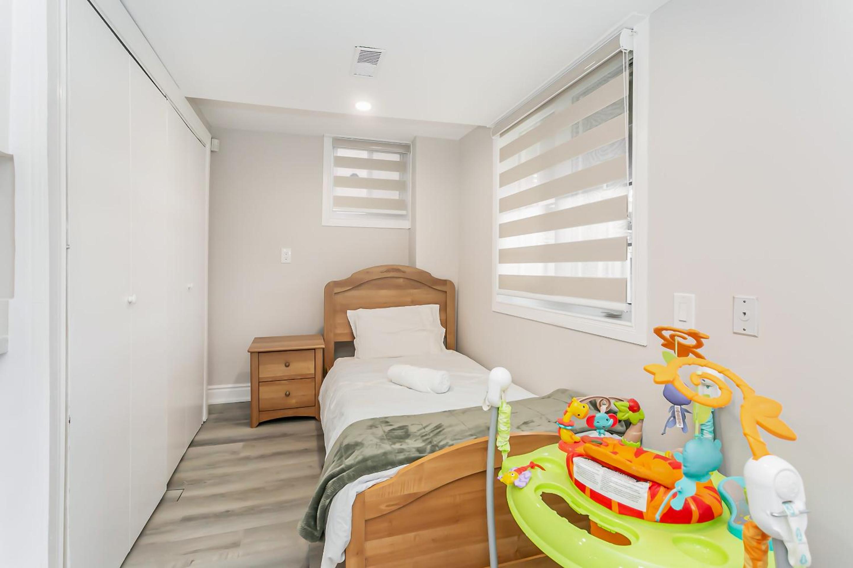 Pristine Pet & Smoke Free 4-Bedroom home near Canada's Wonderland