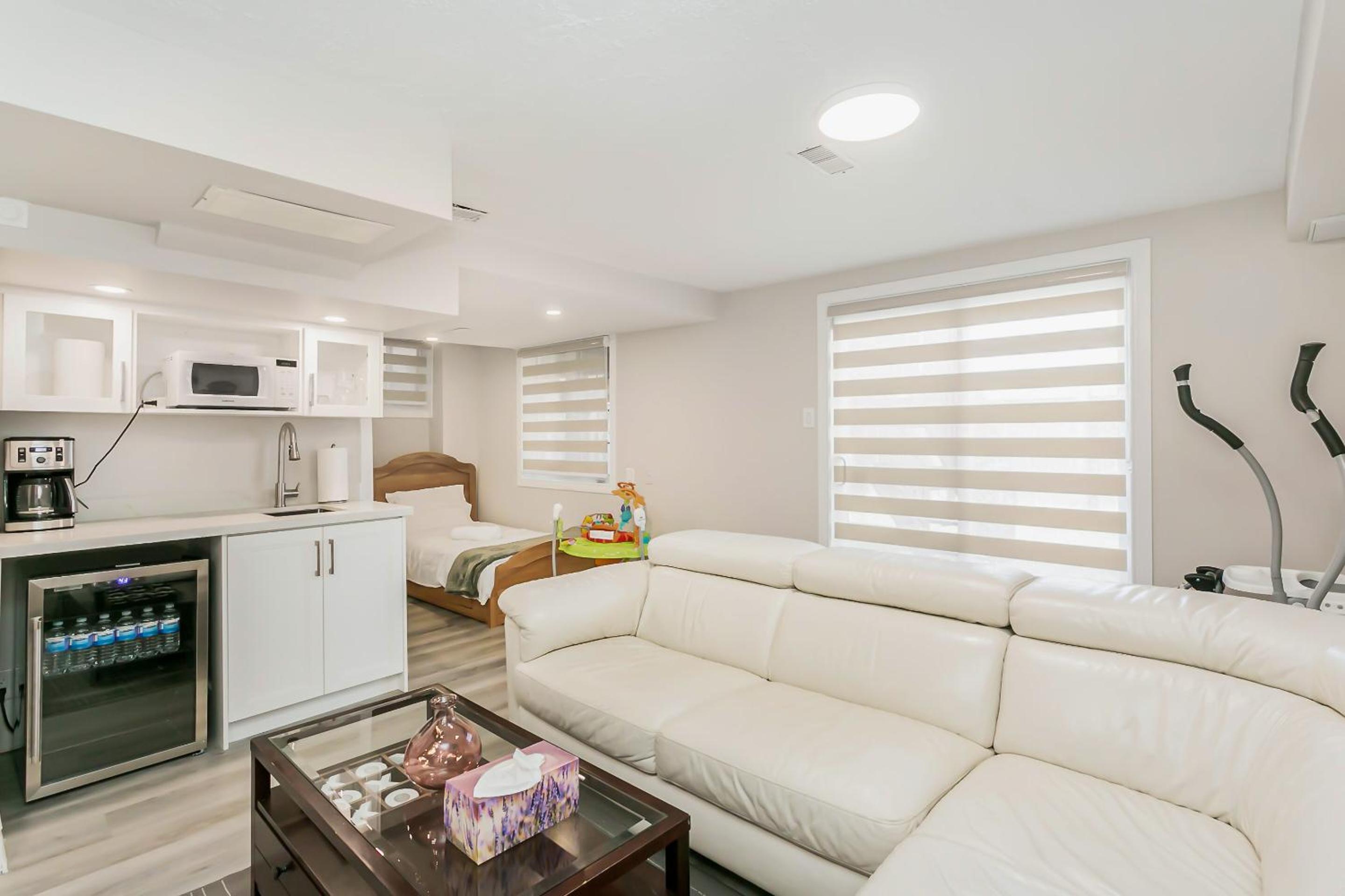 Pristine Pet & Smoke Free 4-Bedroom home near Canada's Wonderland