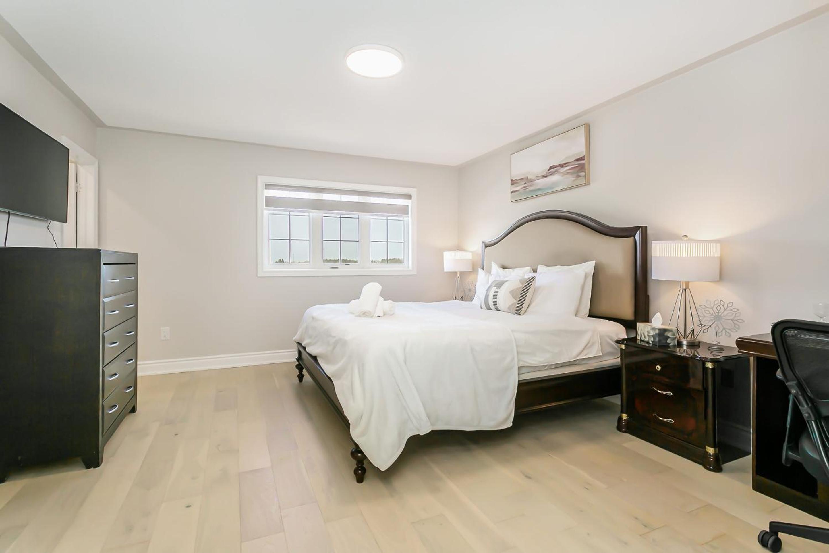 Pristine Pet & Smoke Free 4-Bedroom home near Canada's Wonderland