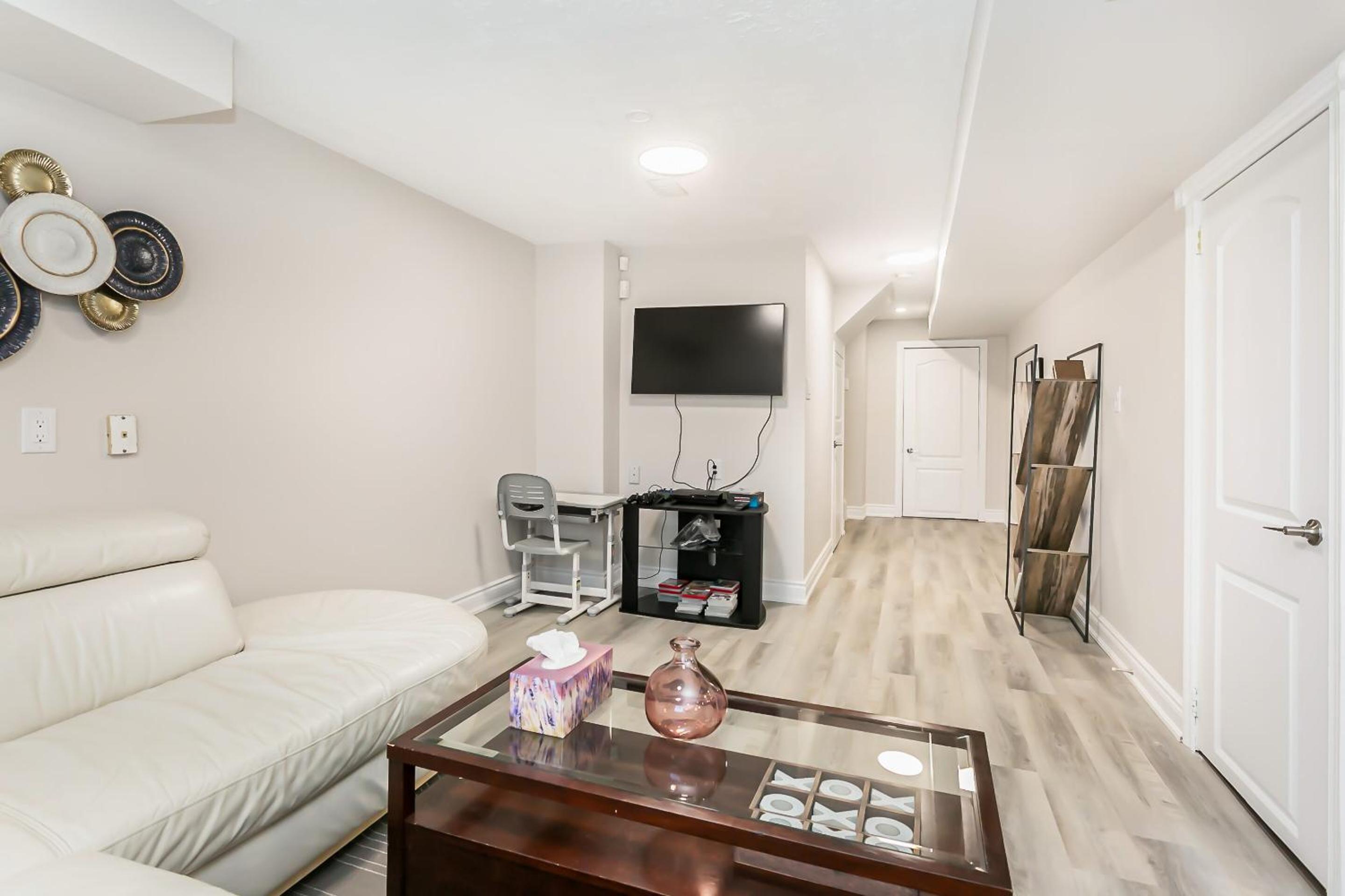 Pristine Pet & Smoke Free 4-Bedroom home near Canada's Wonderland