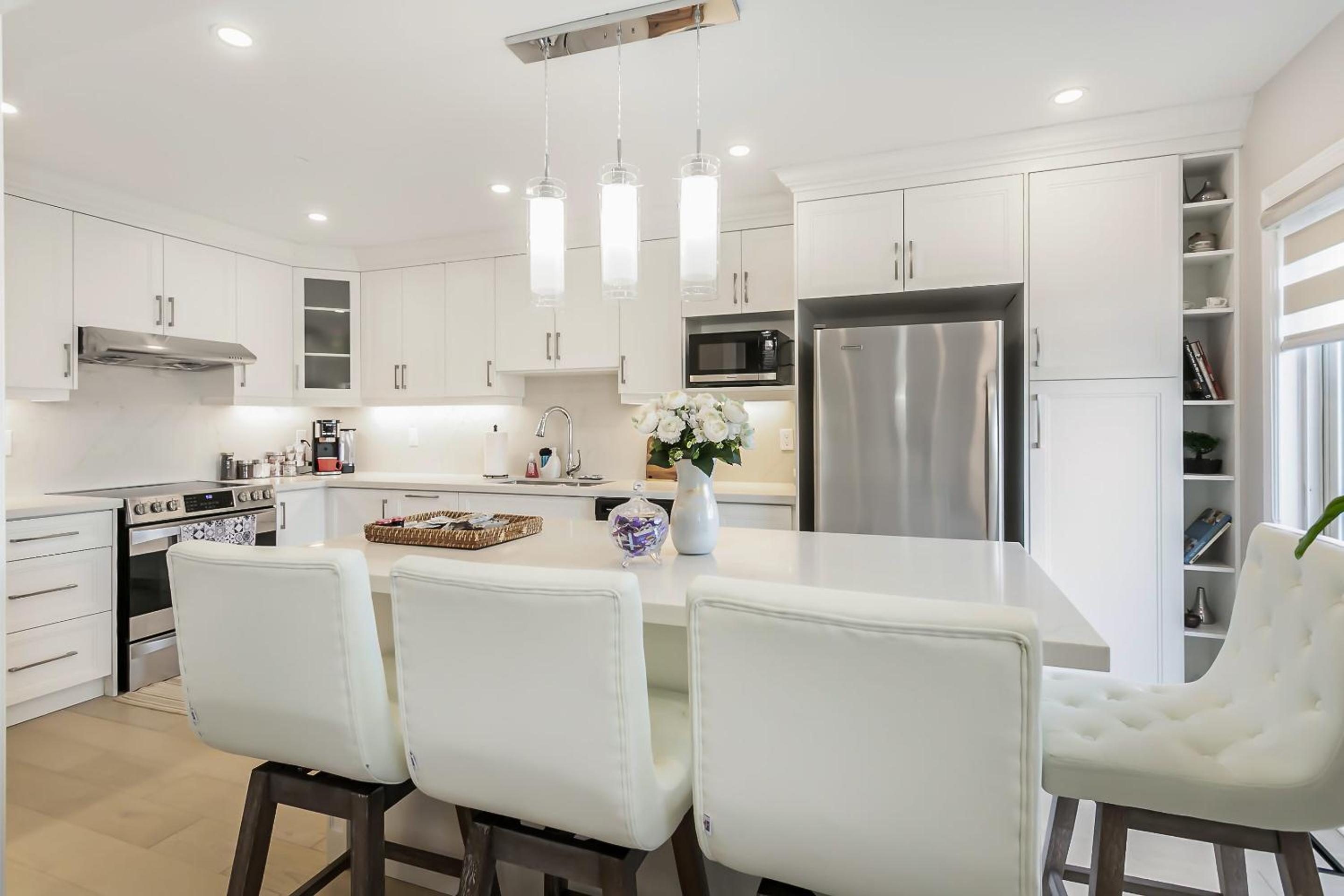 Pristine Pet & Smoke Free 4-Bedroom home near Canada's Wonderland