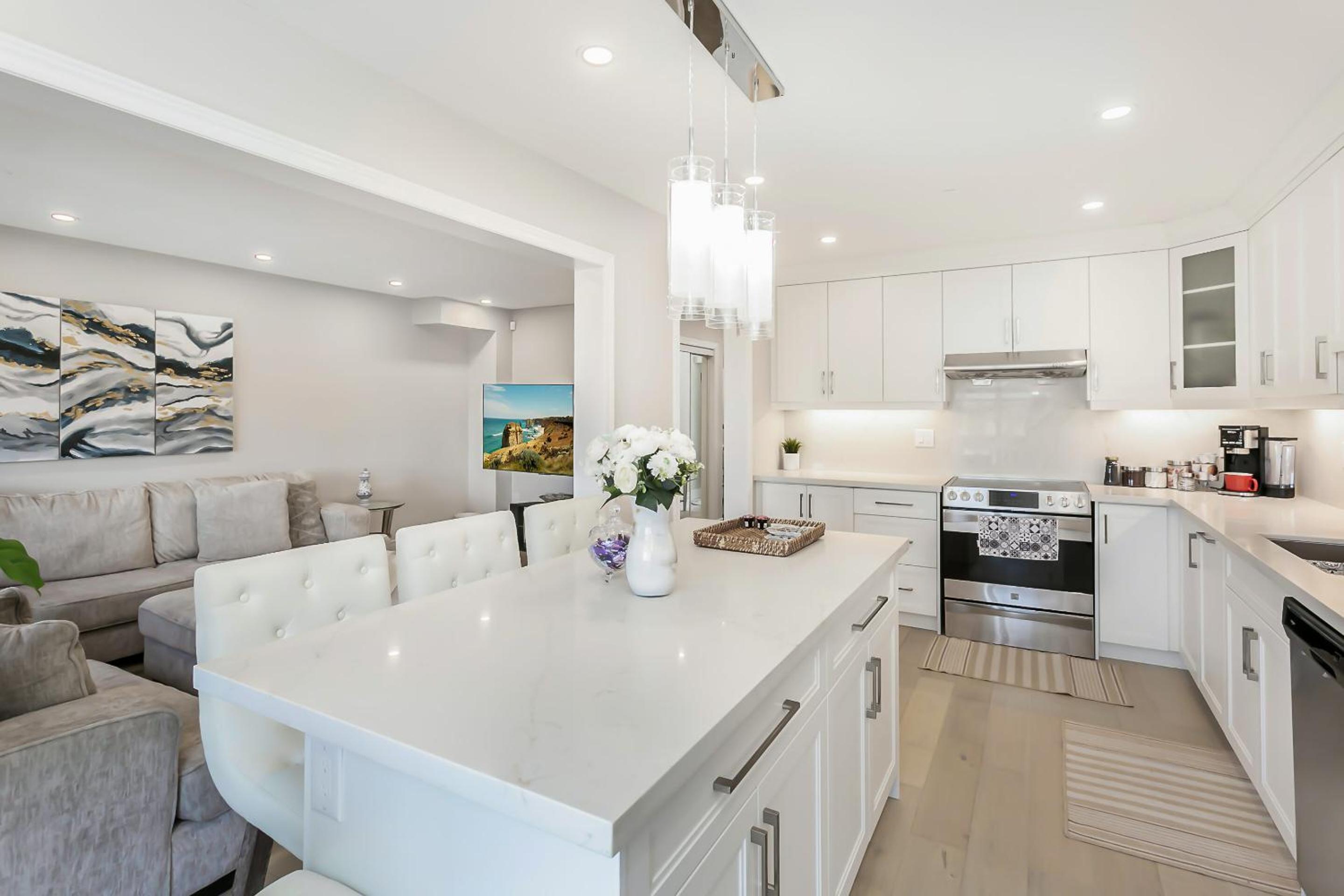 Pristine Pet & Smoke Free 4-Bedroom home near Canada's Wonderland