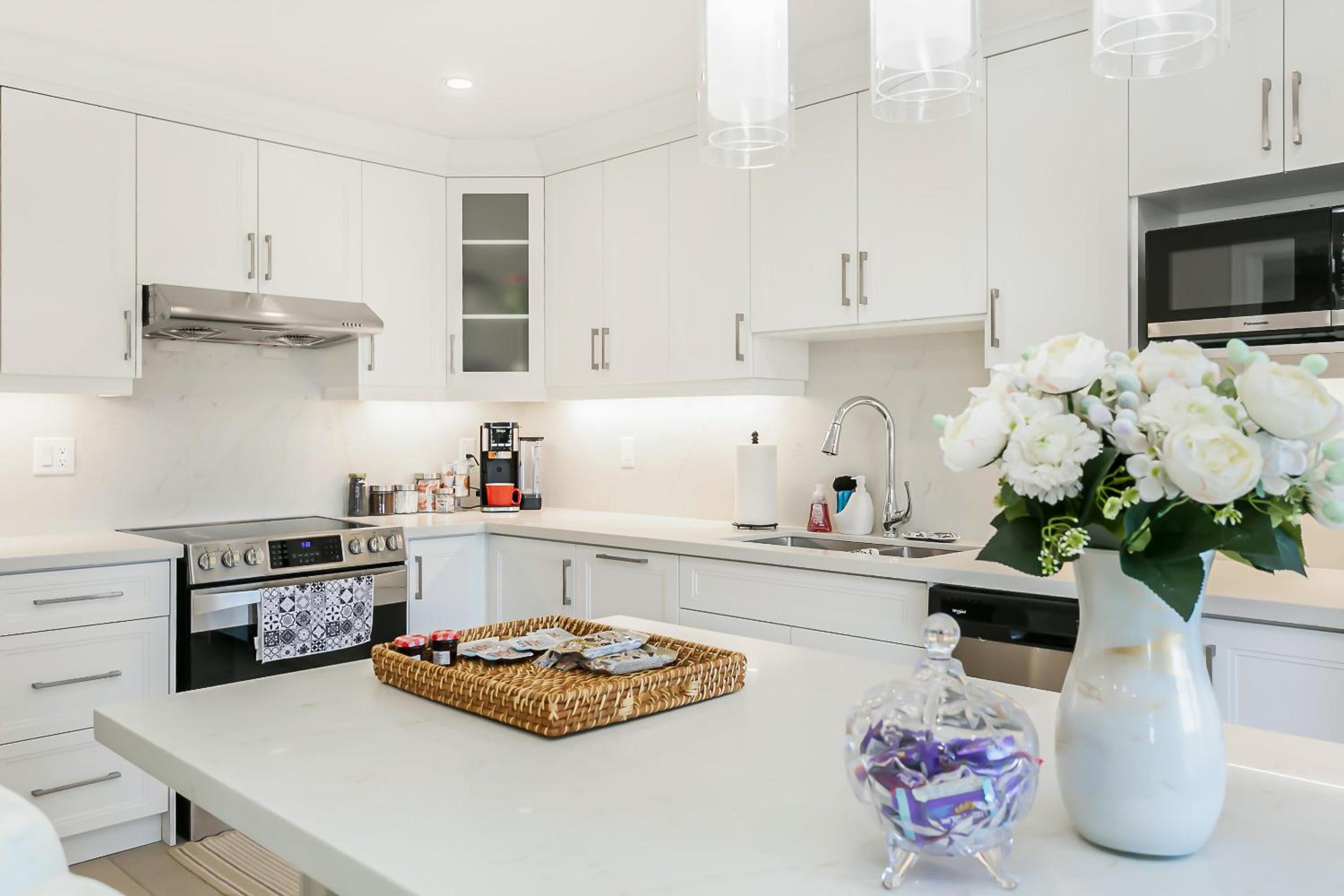 Pristine Pet & Smoke Free 4-Bedroom home near Canada's Wonderland