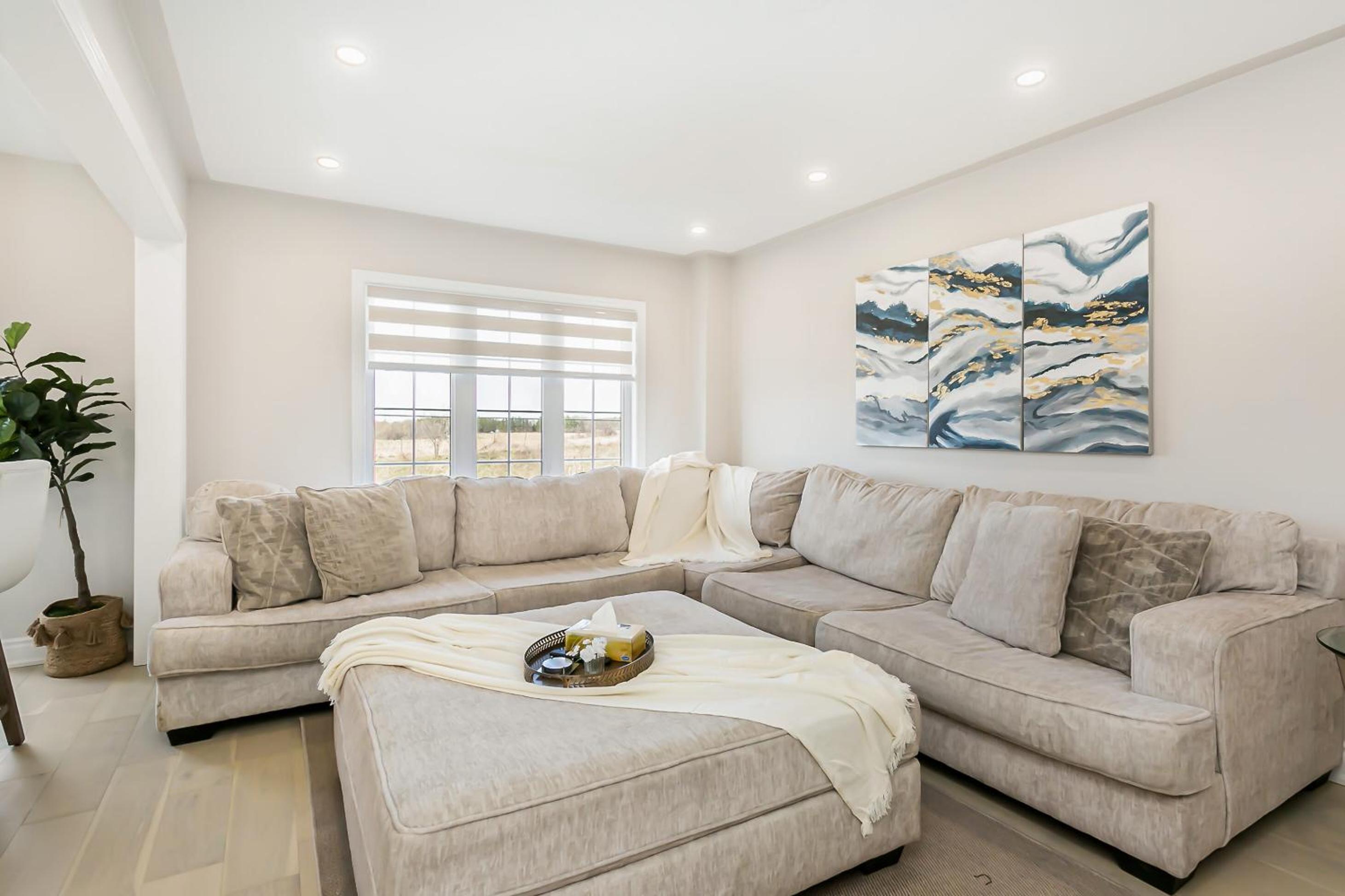 Pristine Pet & Smoke Free 4-Bedroom home near Canada's Wonderland