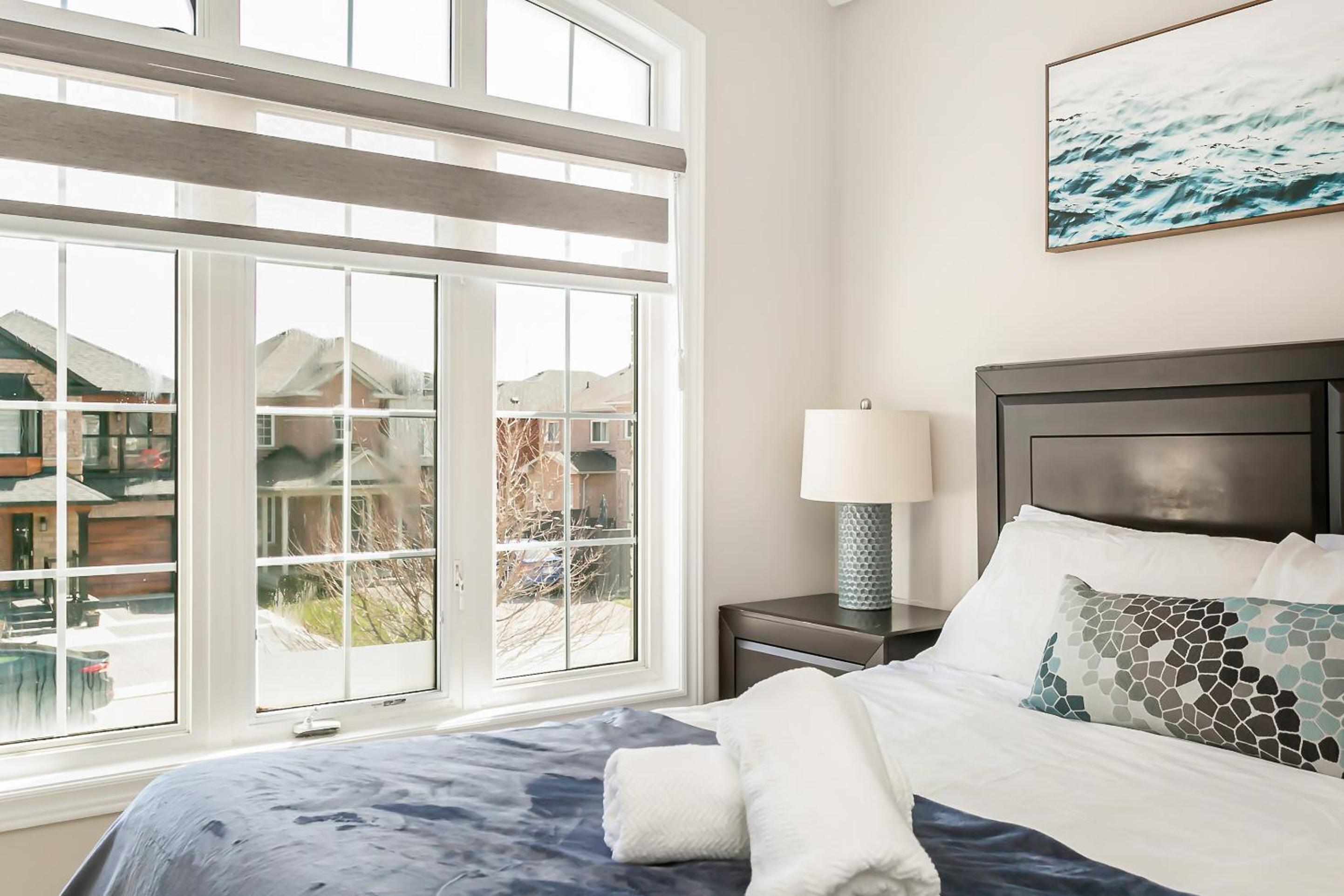 Pristine Pet & Smoke Free 4-Bedroom home near Canada's Wonderland