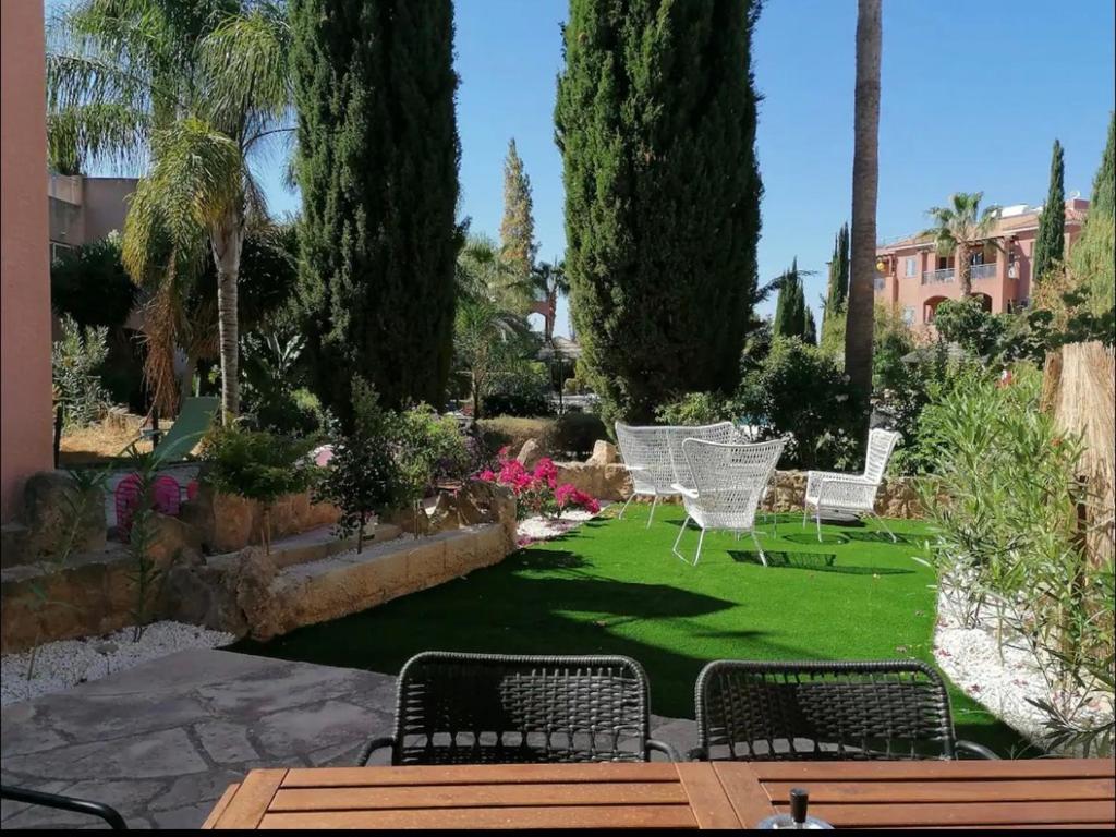 Großes Apartment in idyllischer Anlage, strandnah in Mandria, Paphos