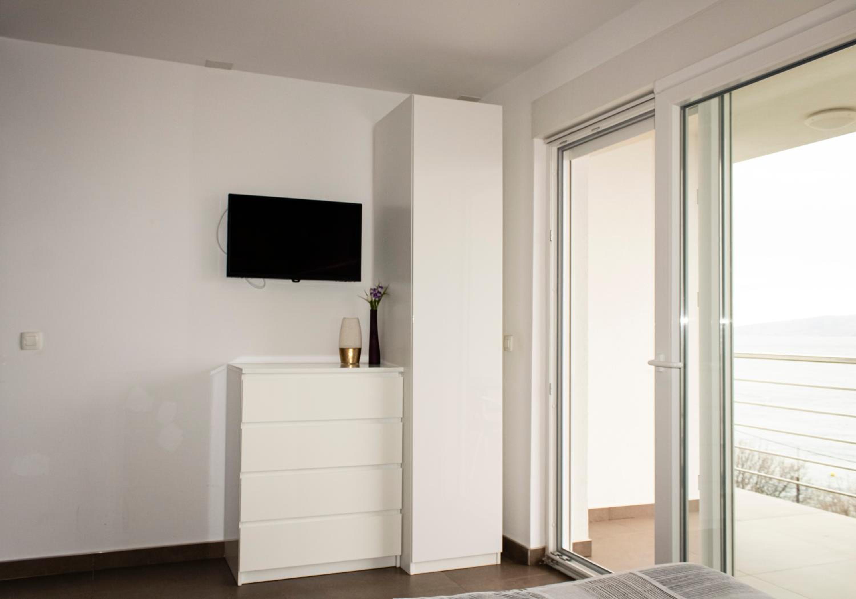 Vera - Luxury Seafront Apartment