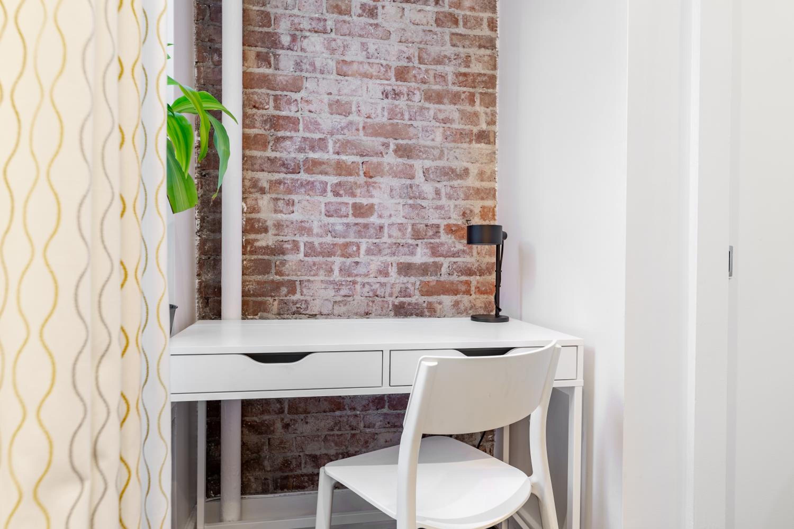 2 Bedroom Luxury Unit in the Heart of Manhattan