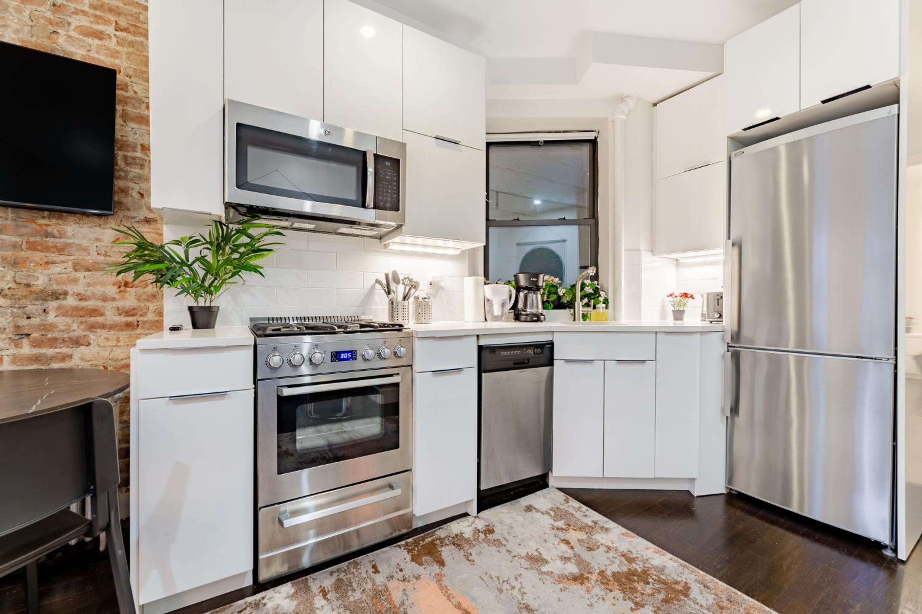 2 Bedroom Luxury Unit in the Heart of Manhattan