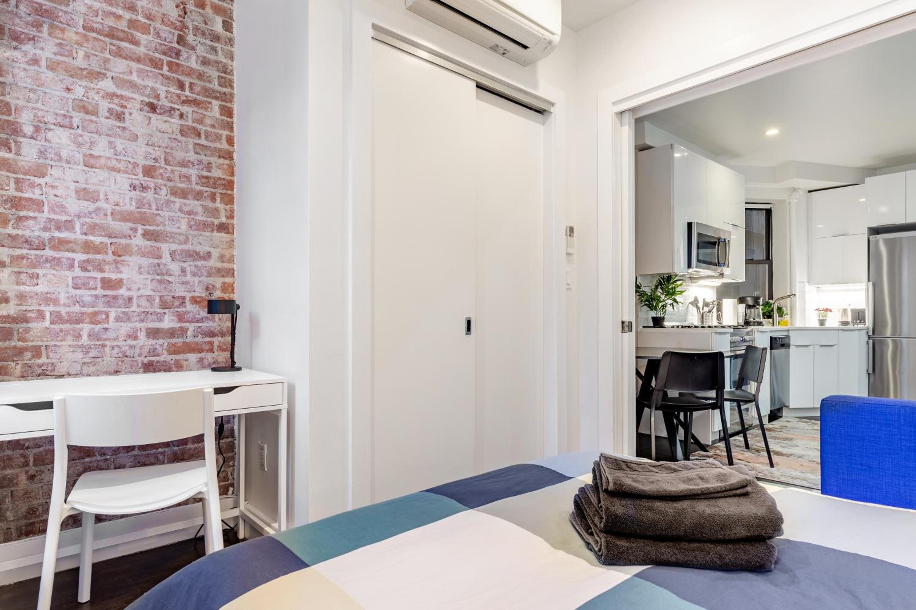 2 Bedroom Luxury Unit in the Heart of Manhattan