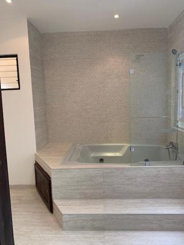 Luxury House near to Juan Sant. Airport, Alajuela.