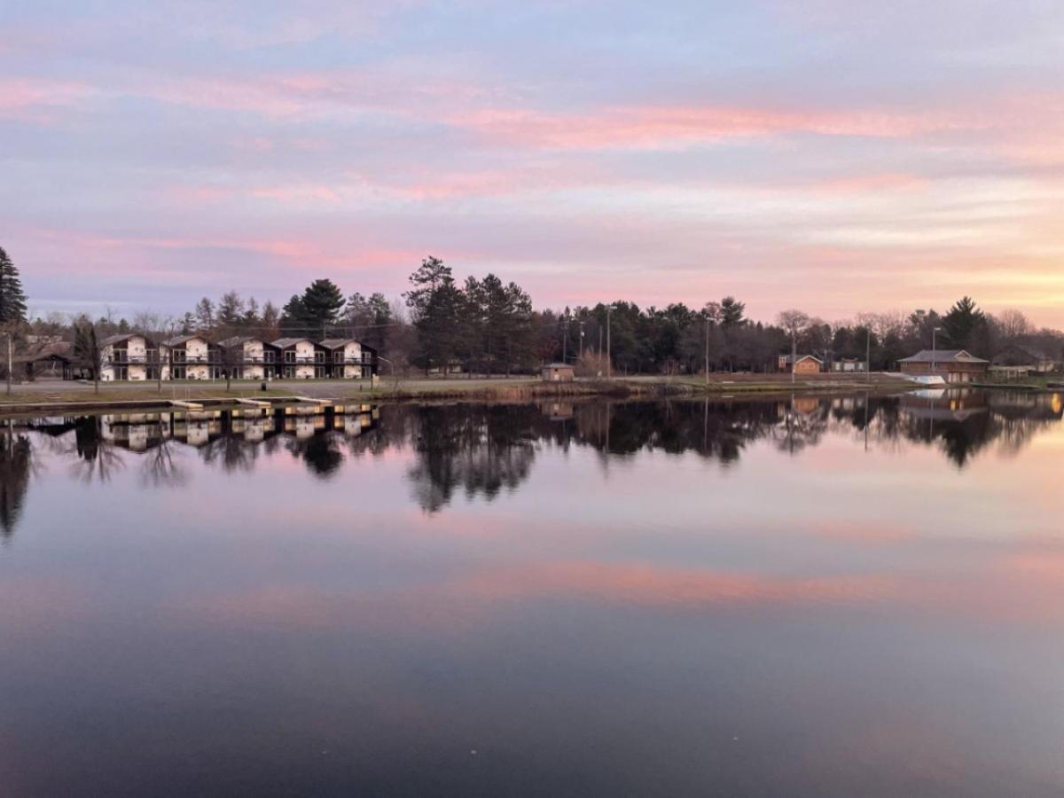 Bridge Inn Tomahawk - 1st Floor,1 king Bed,1 Reclining Chair, Walkout, River View view 4