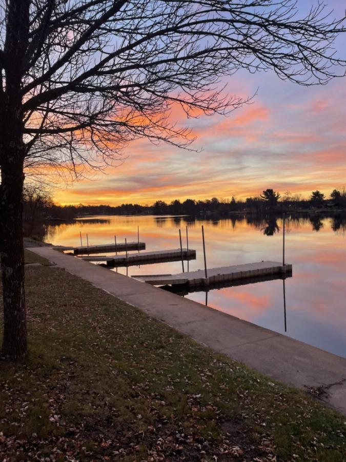 Bridge Inn Tomahawk - 1st Floor,1 king Bed,1 Reclining Chair, Walkout, River View view 3