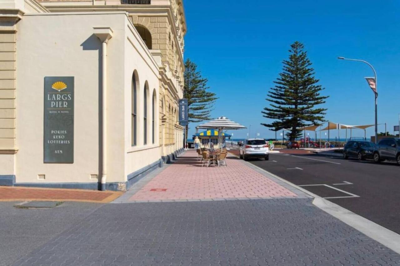Lovely Beachside Largs Bay unit - free wine