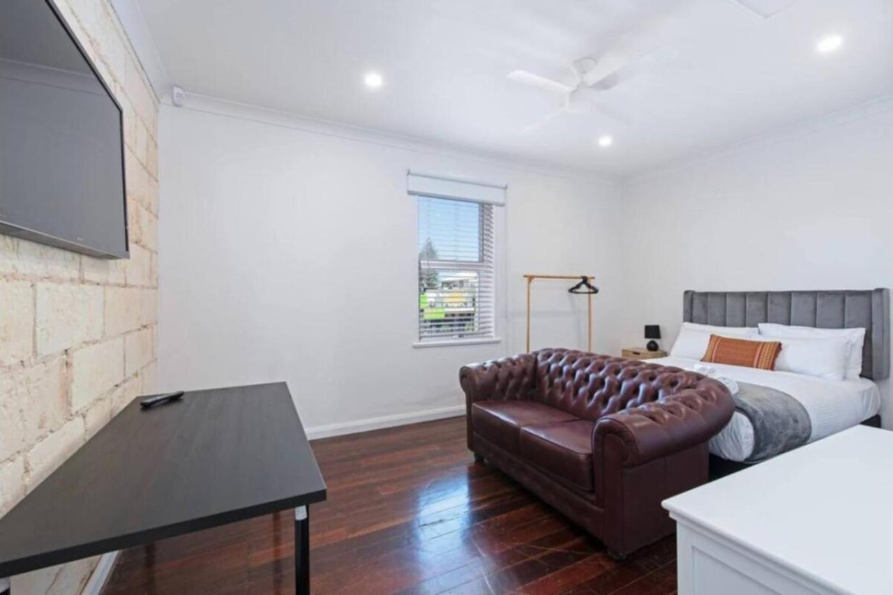 Lovely Beachside Largs Bay unit - free wine