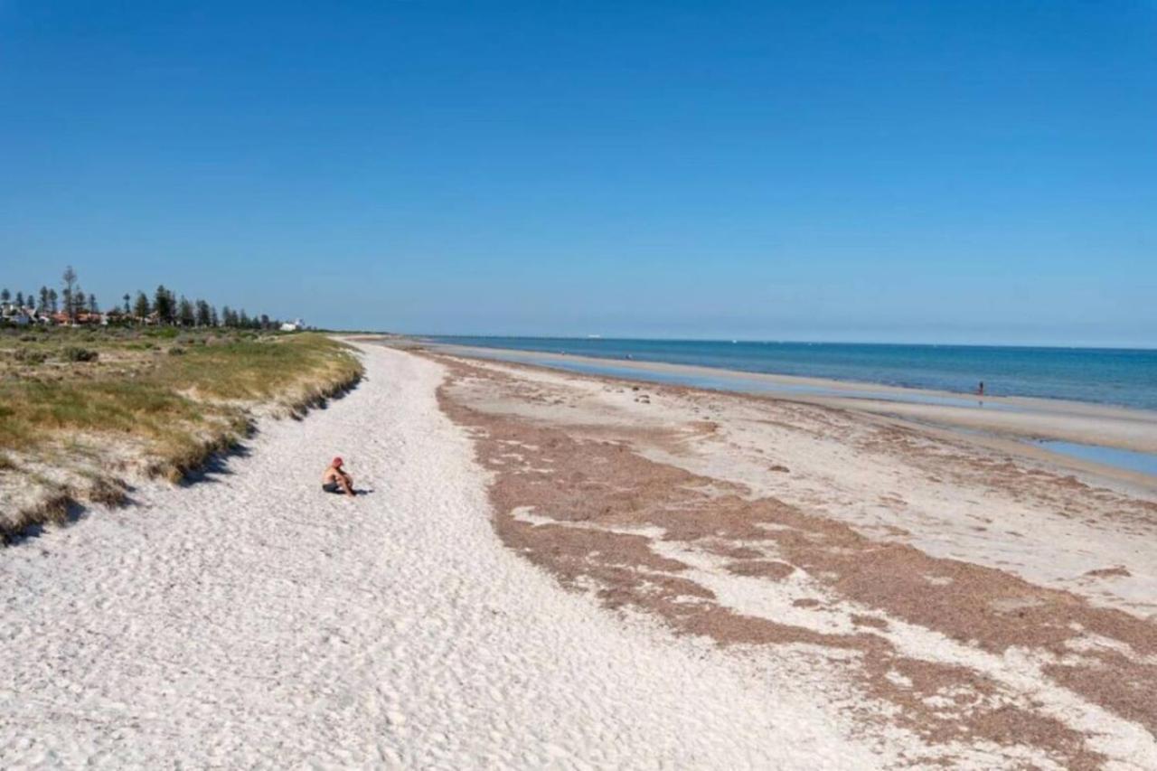 Lovely Beachside Largs Bay unit - free wine