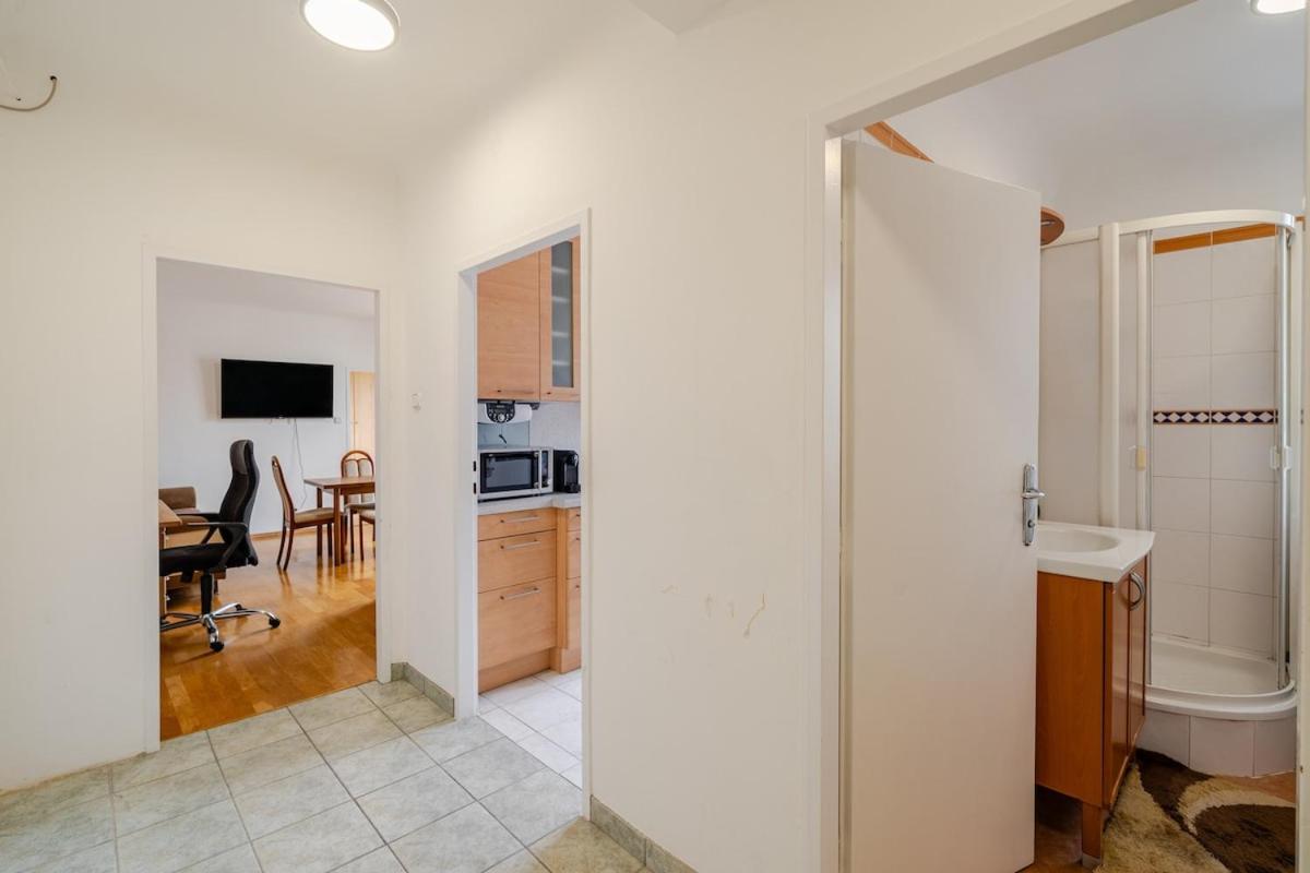 Close to City Centre and next to Wien HBF and easy from Airport