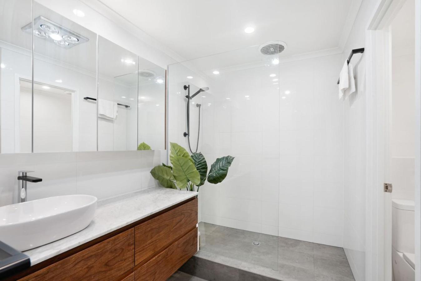 Chic Central Apt with Free Parking by Custom Bnb Hosting