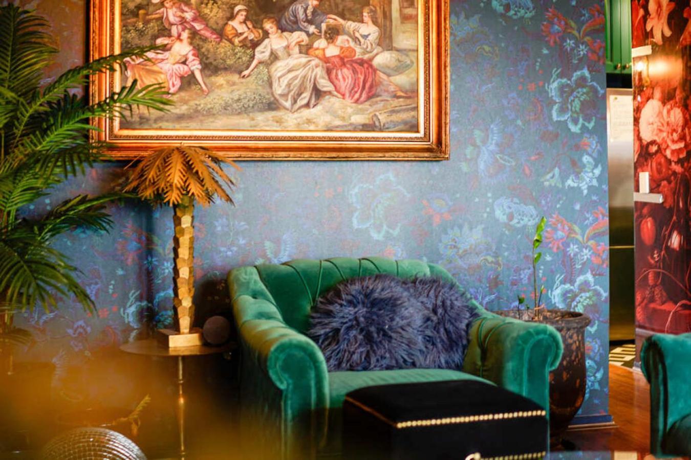 Chic Central Apt with Free Parking by Custom Bnb Hosting