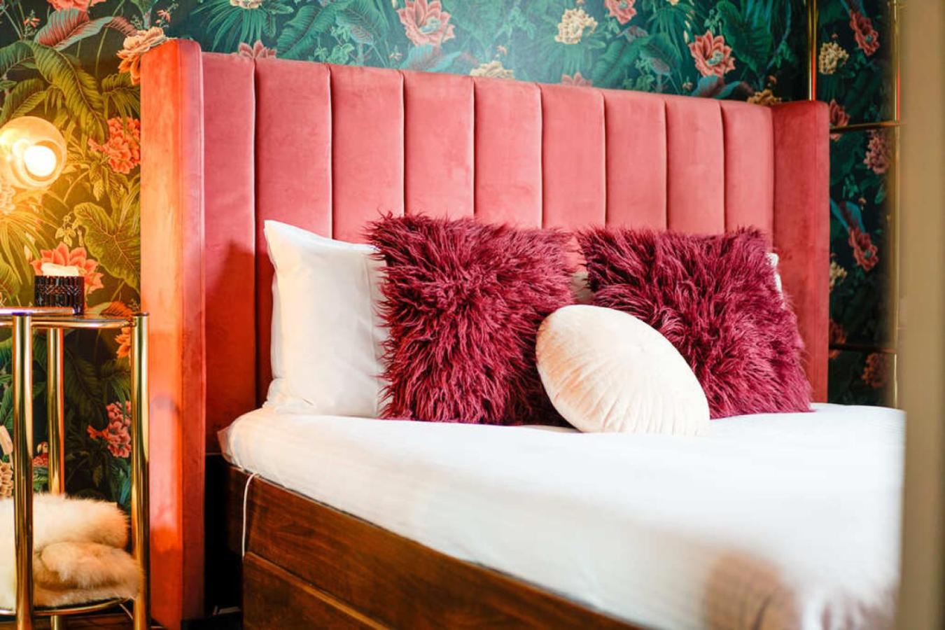 Chic Central Apt with Free Parking by Custom Bnb Hosting
