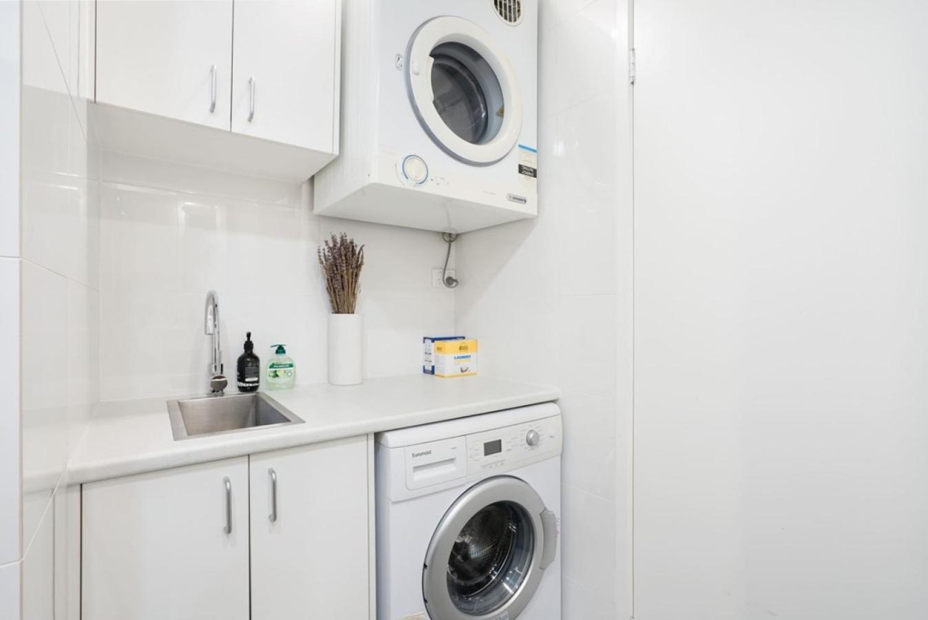 Chic Central Apt with Free Parking by Custom Bnb Hosting
