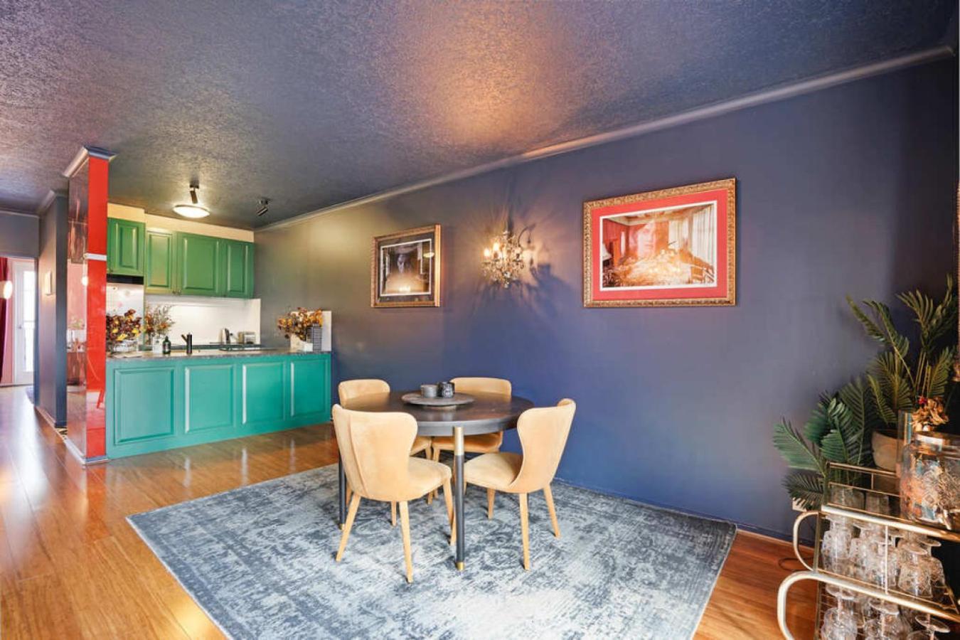 Chic Central Apt with Free Parking by Custom Bnb Hosting