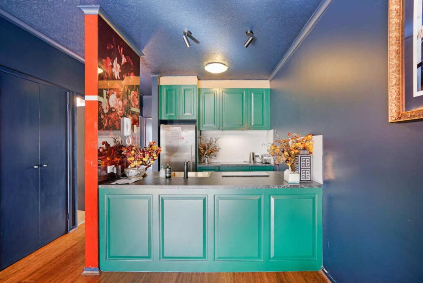Chic Central Apt with Free Parking by Custom Bnb Hosting