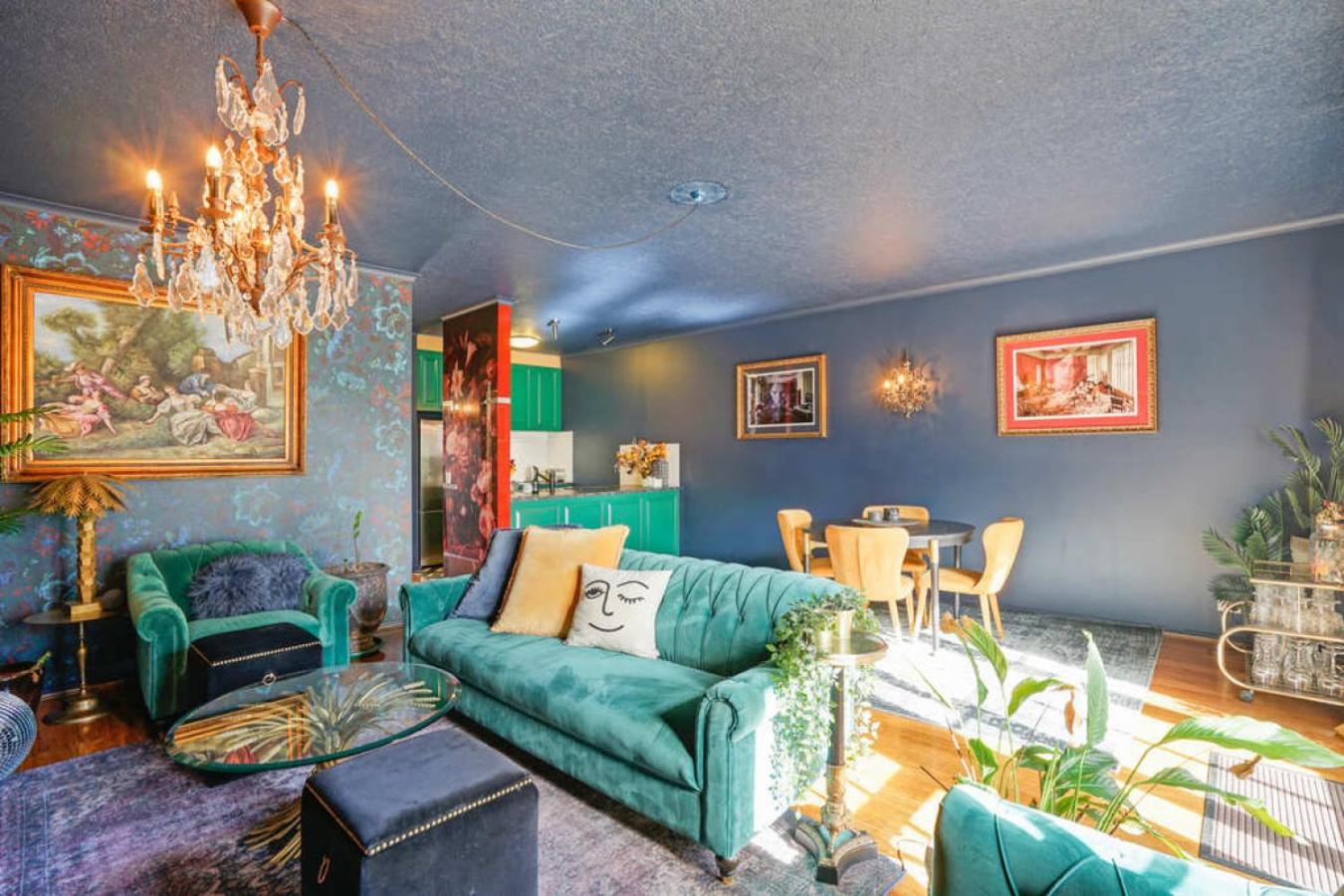 Chic Central Apt with Free Parking by Custom Bnb Hosting
