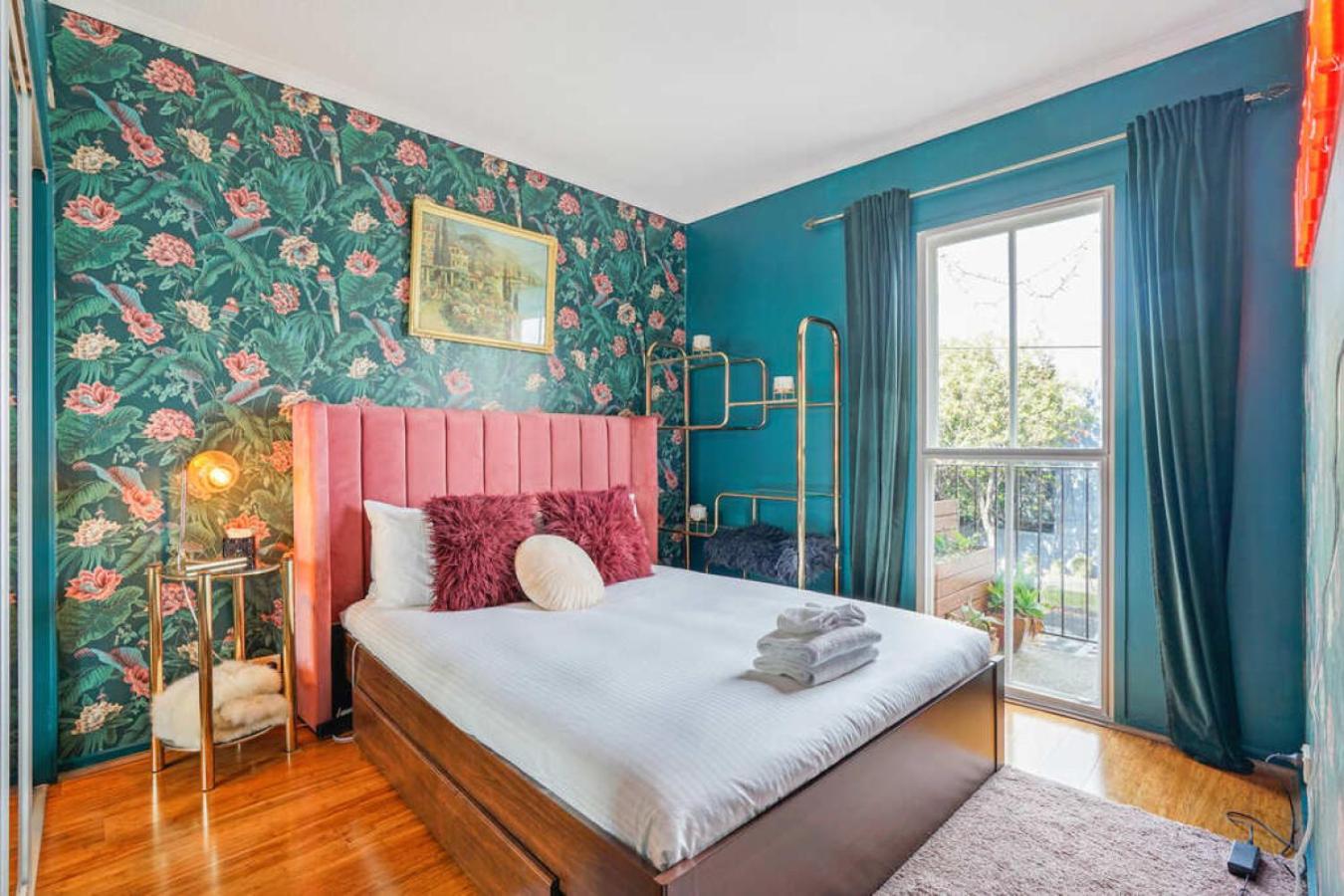 Chic Central Apt with Free Parking by Custom Bnb Hosting