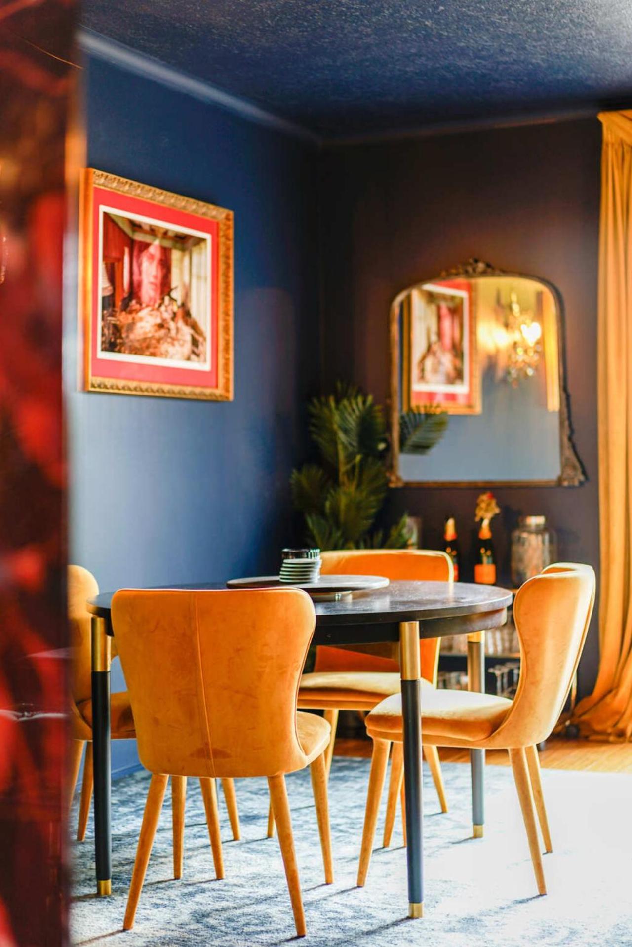 Chic Central Apt with Free Parking by Custom Bnb Hosting