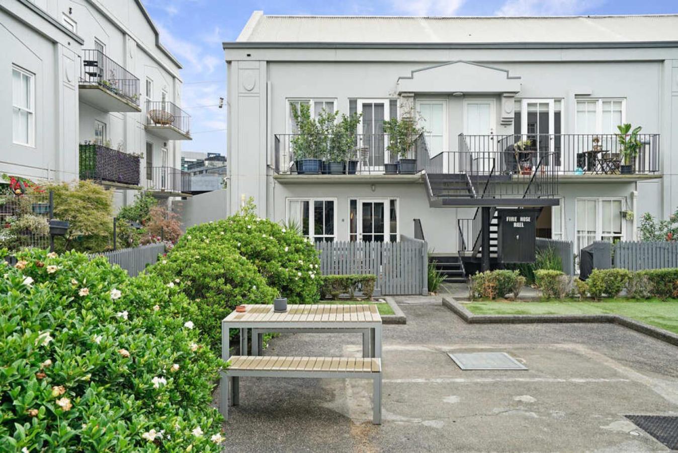 Chic Central Apt with Free Parking by Custom Bnb Hosting