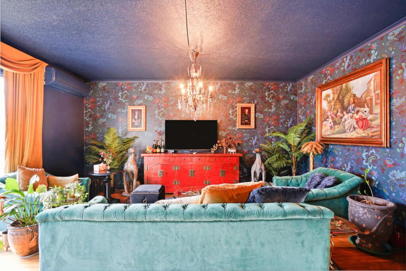 Chic Central Apt with Free Parking by Custom Bnb Hosting