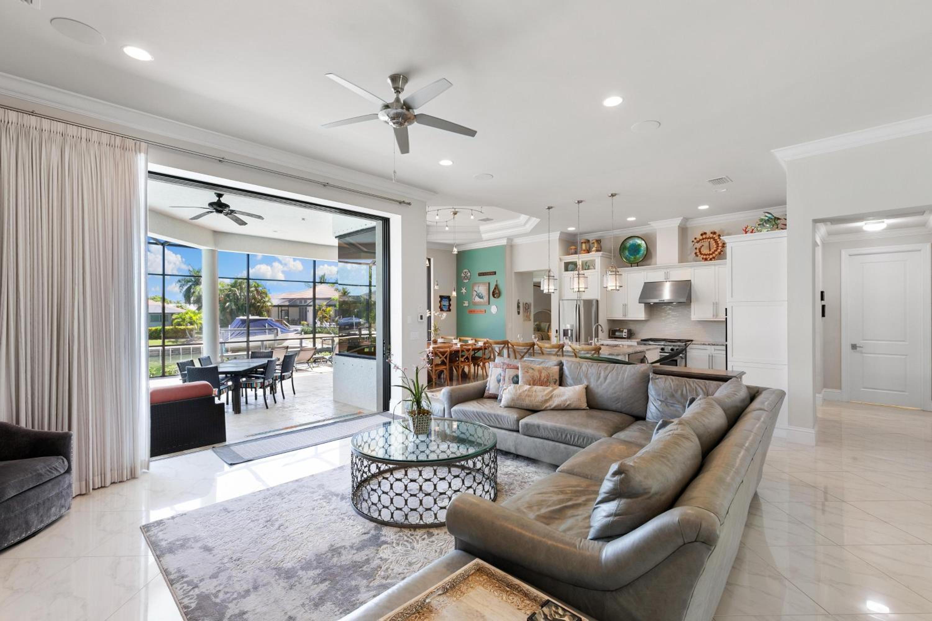 Stunning Luxurious Waterfront Oasis - Breathtaking view 3