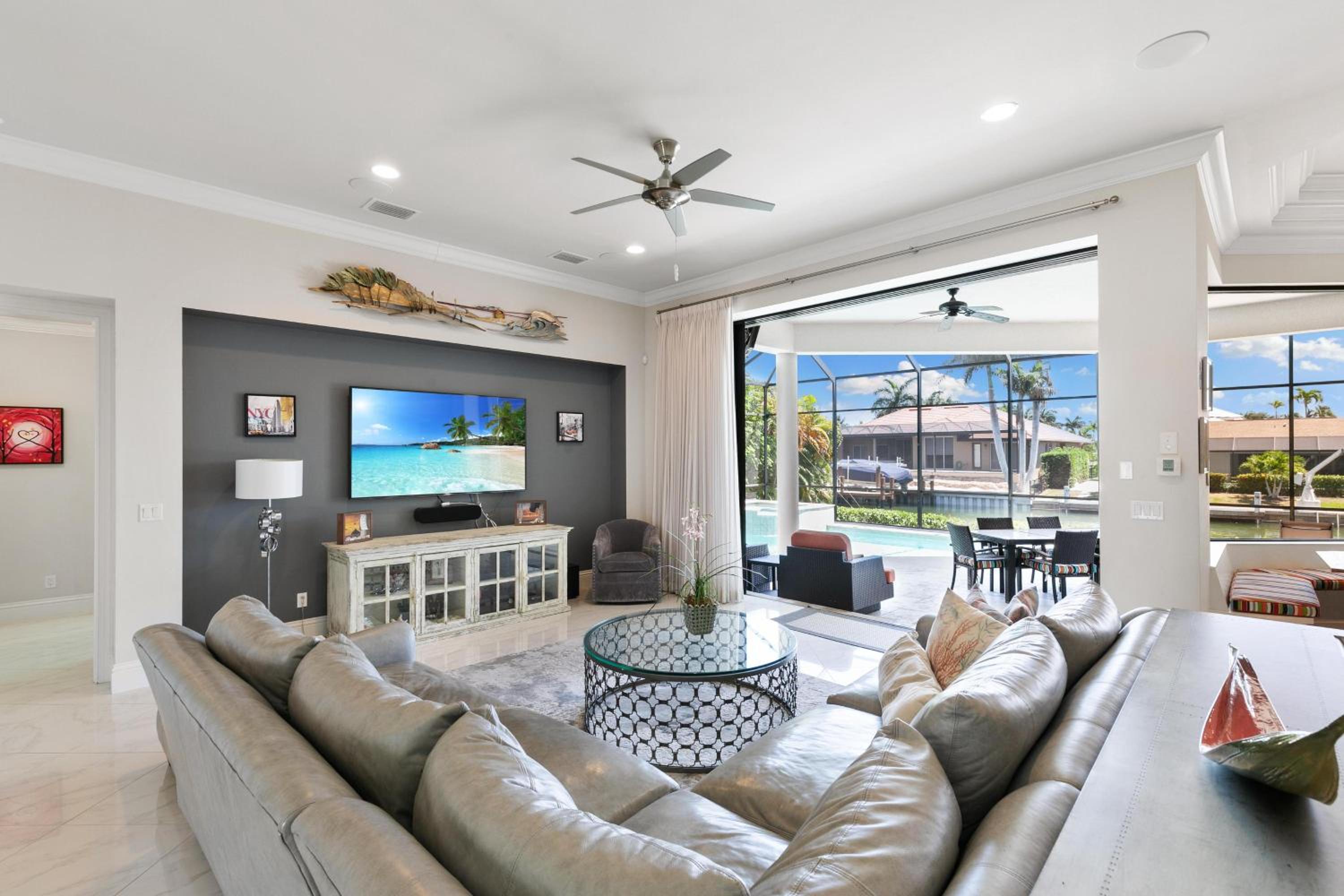 Stunning Luxurious Waterfront Oasis - Breathtaking view 4