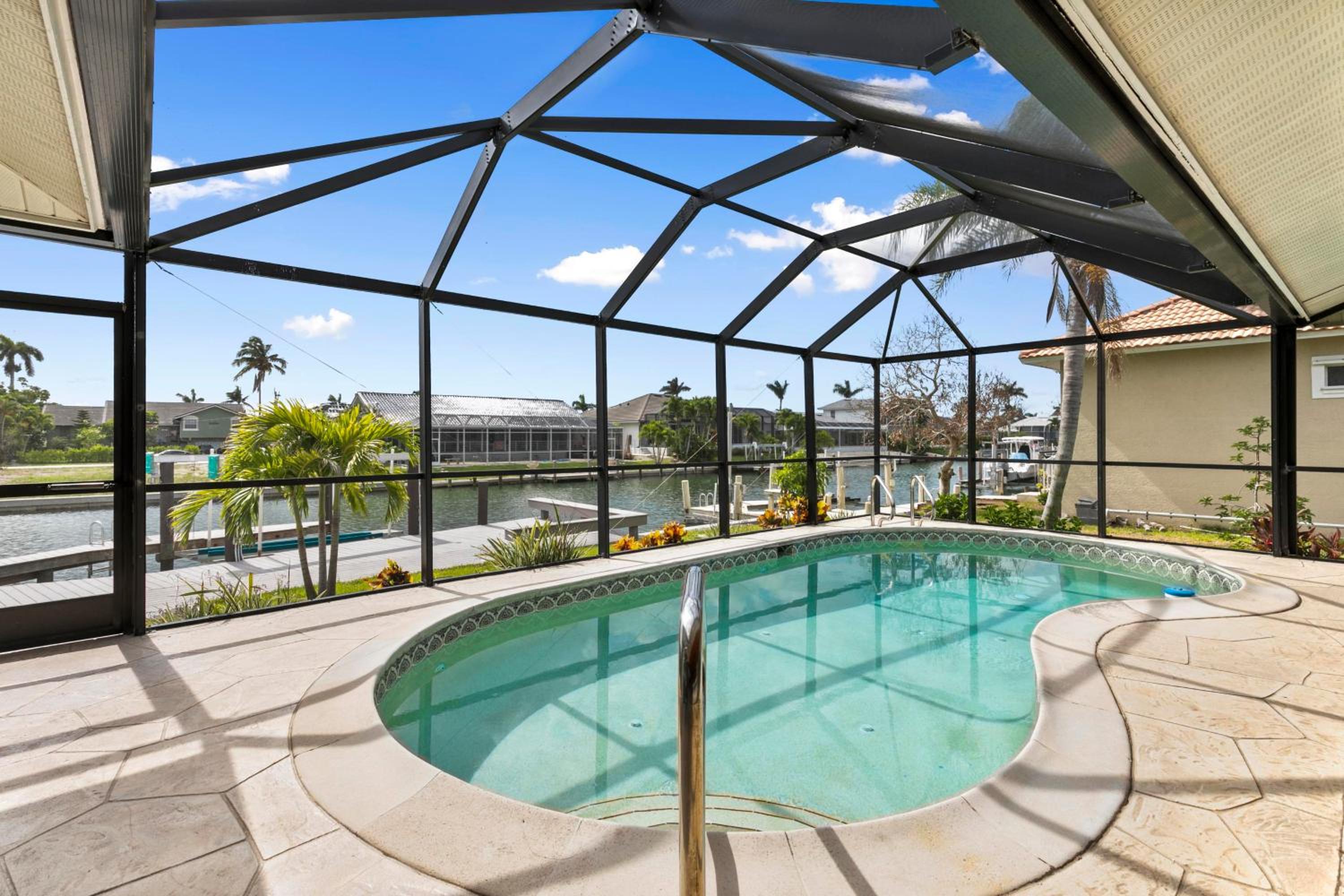 Luxurious Waterfront Oasis in Marco Island - Perfect for Families and Friends
