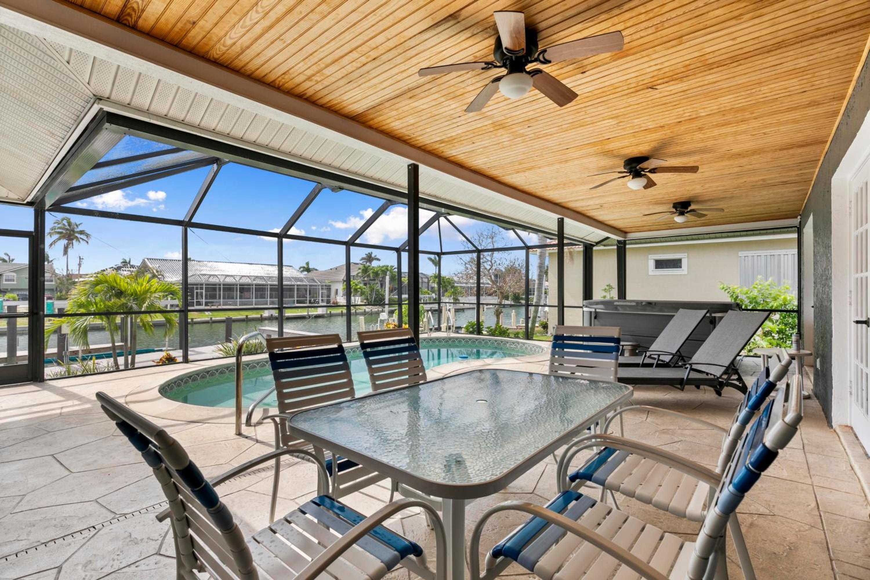 Luxurious Waterfront Oasis in Marco Island - Perfect for Families and Friends