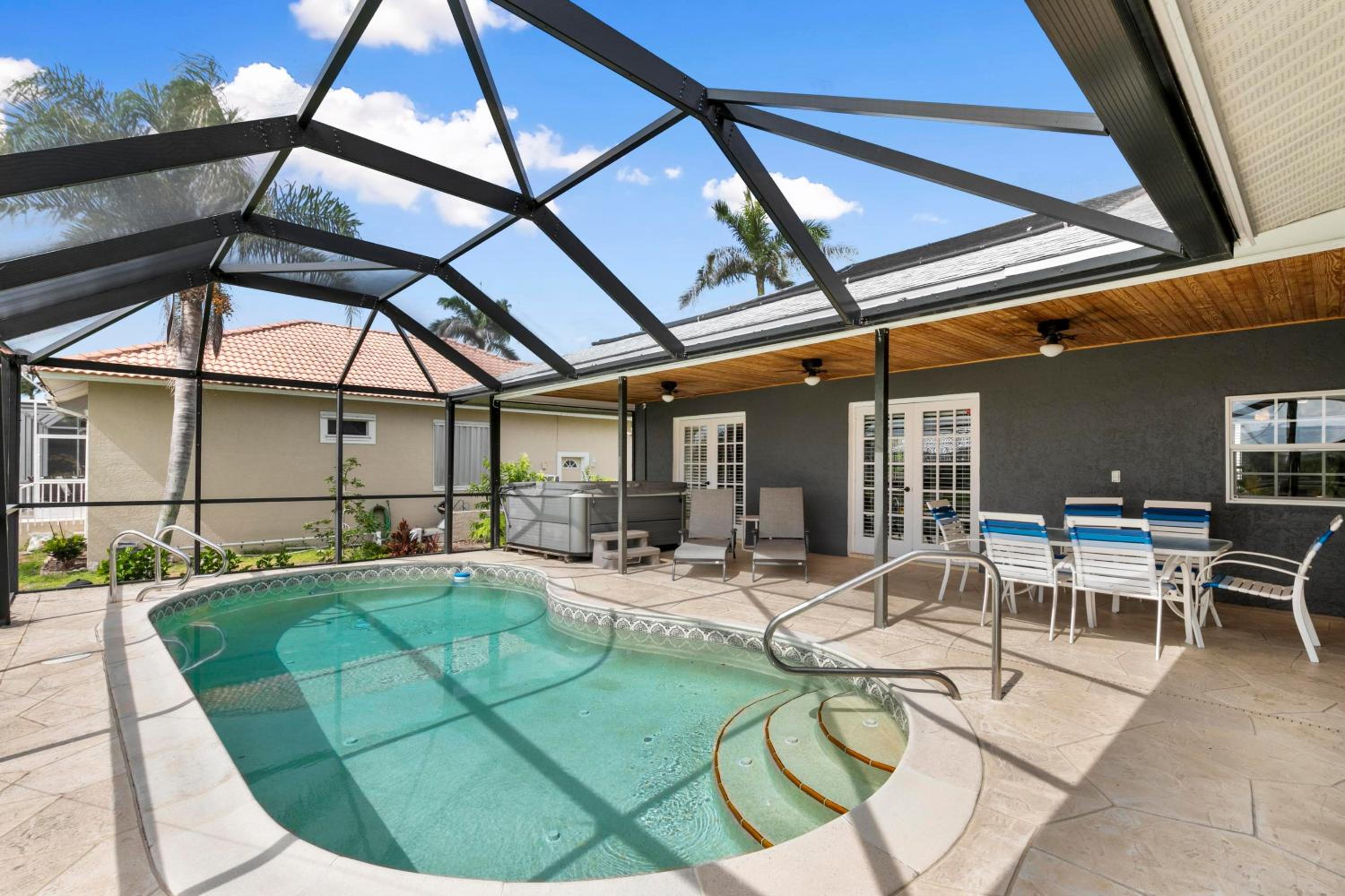 Luxurious Waterfront Oasis in Marco Island - Perfect for Families and Friends