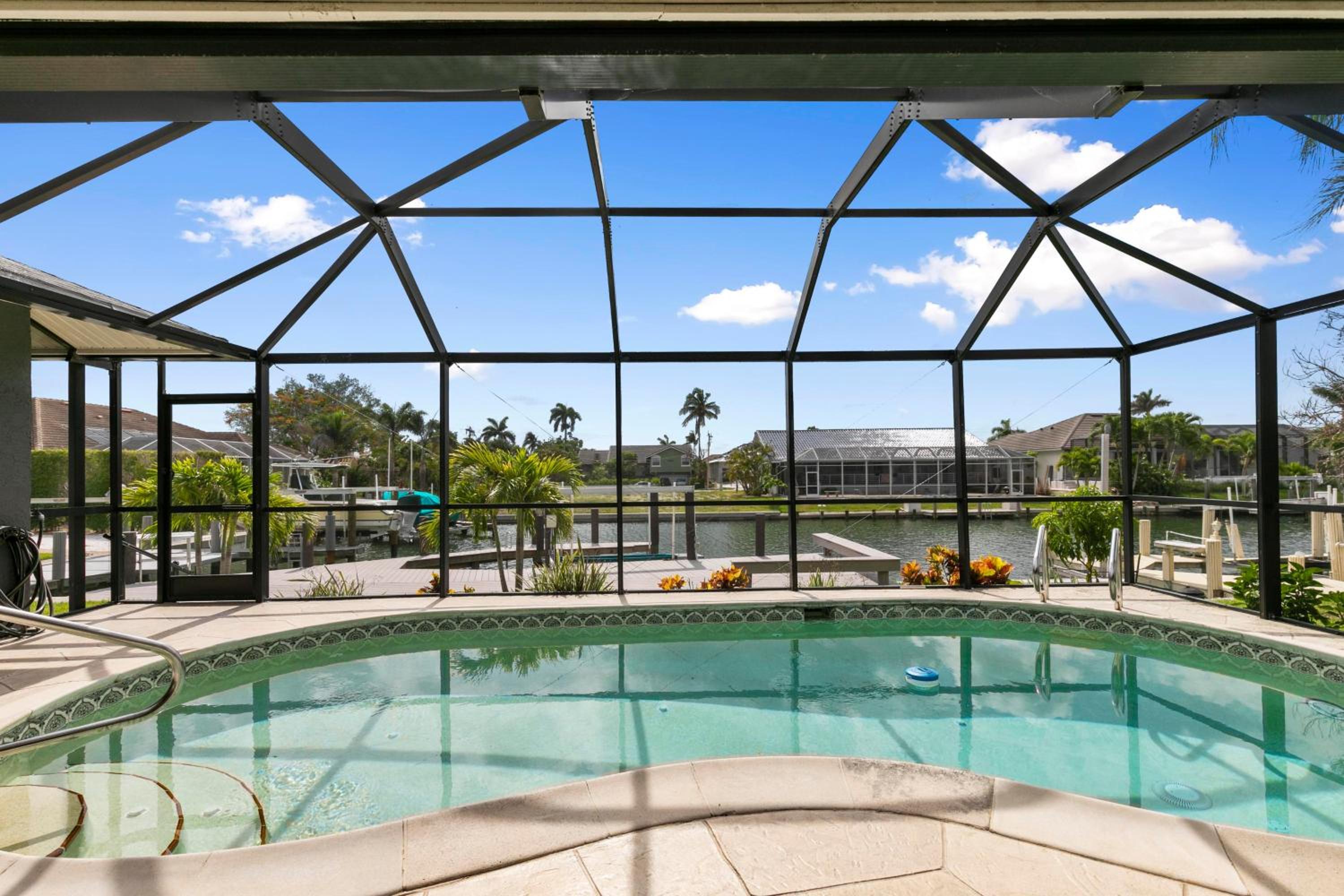 Luxurious Waterfront Oasis in Marco Island - Perfect for Families and Friends