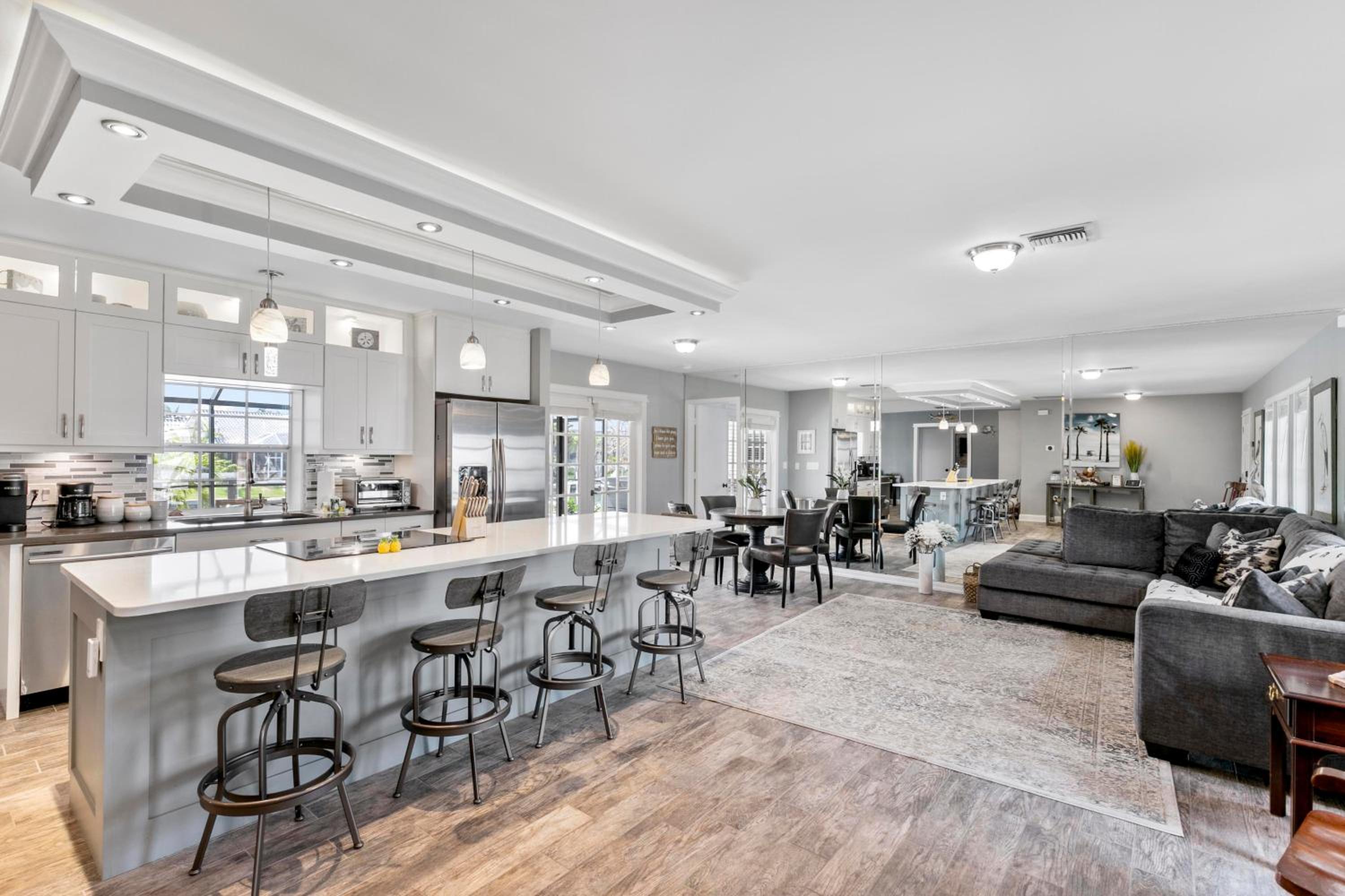 Luxurious Waterfront Oasis in Marco Island - Perfect for Families and Friends