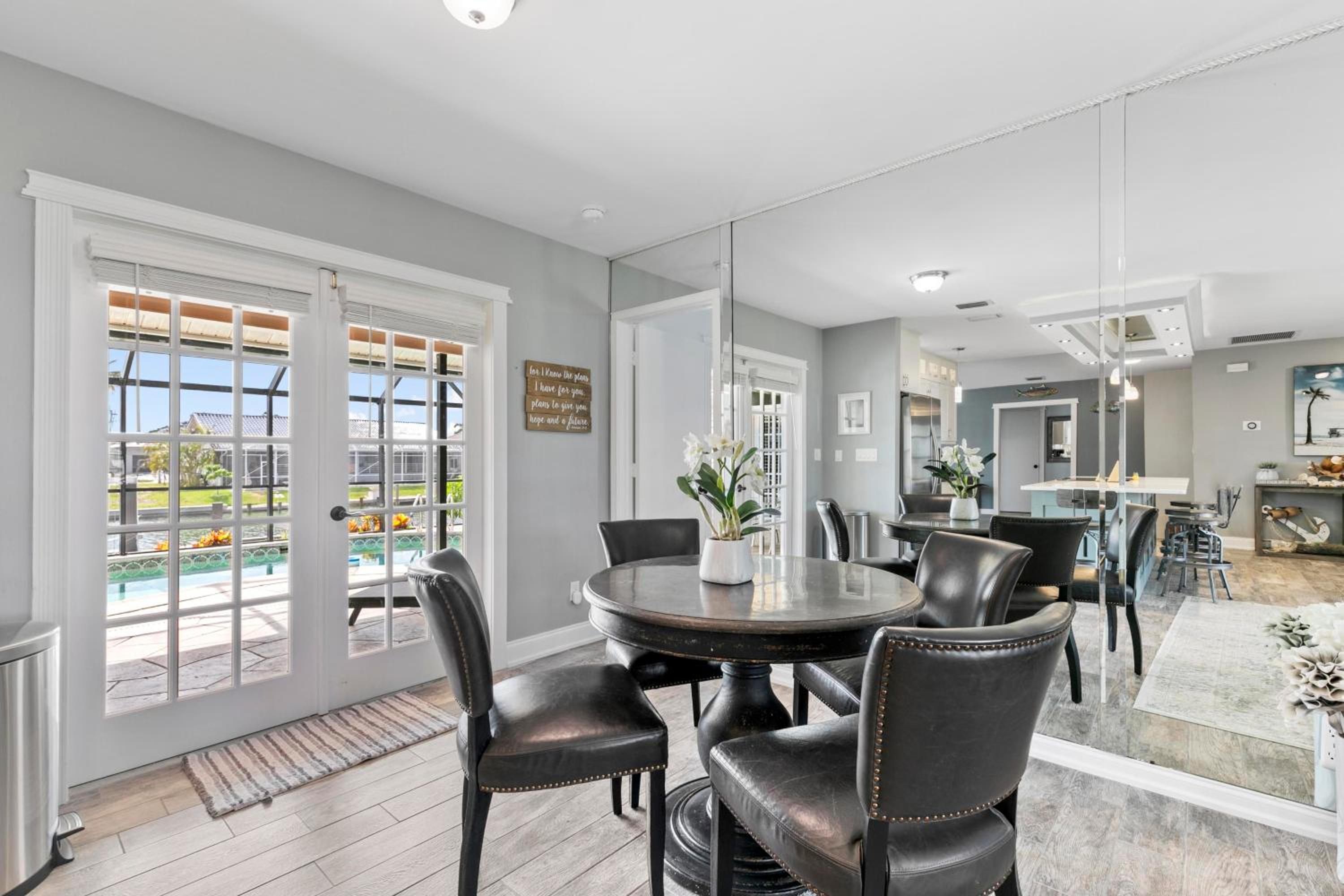 Luxurious Waterfront Oasis in Marco Island - Perfect for Families and Friends
