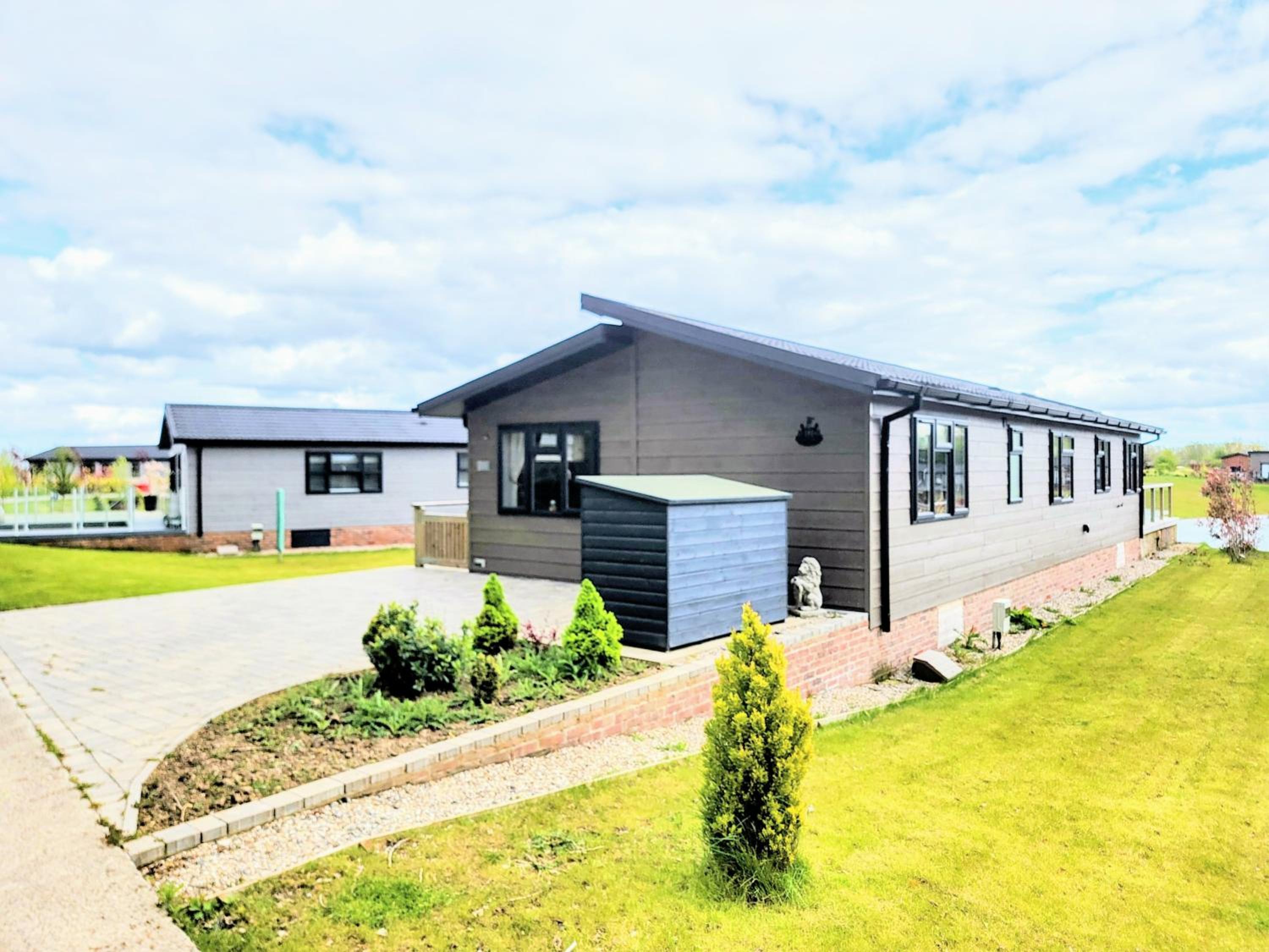 Luxury 2-Bed Lodge in Routh Sleeps 4 with Hot Tub