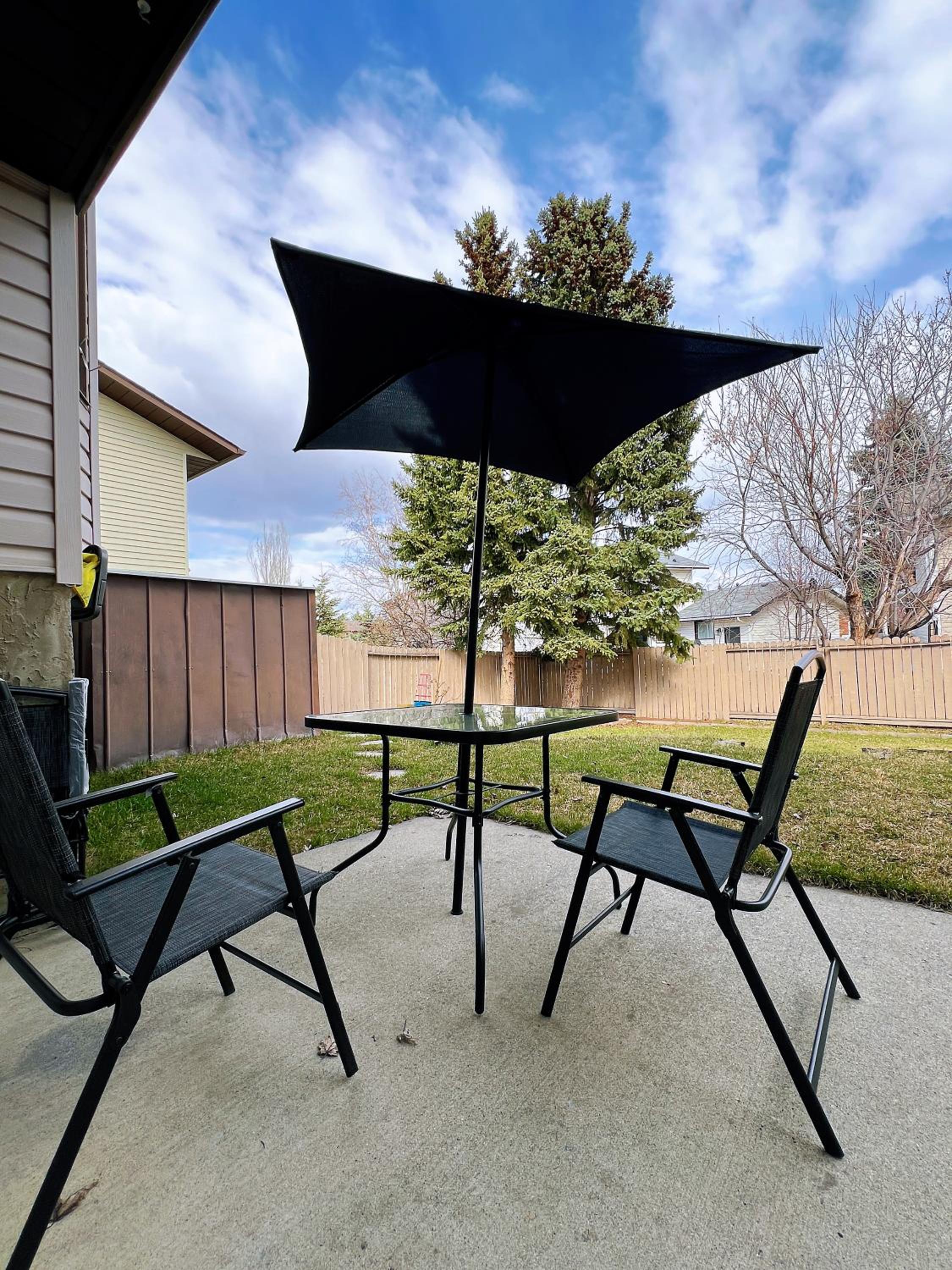 Lily room near golf and banff costco newly renovated queen size bed Single bathroom sofa TV