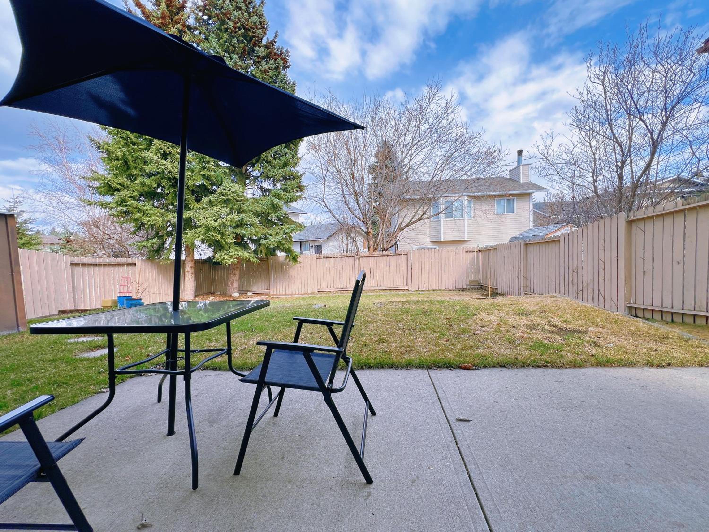 Lily room near golf and banff costco newly renovated queen size bed Single bathroom sofa TV