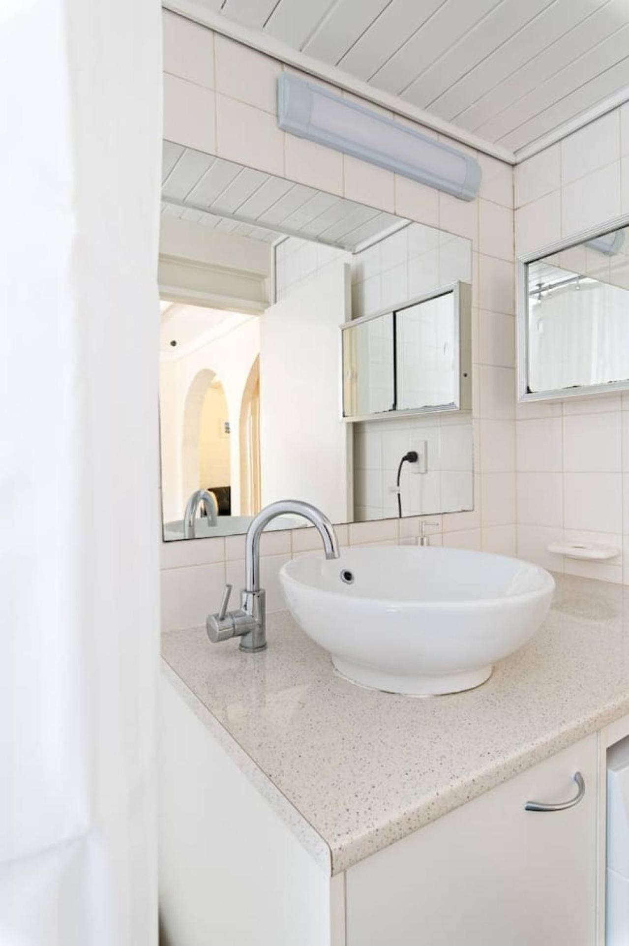 Glenelg Getaway - 2BR, parking and free wine