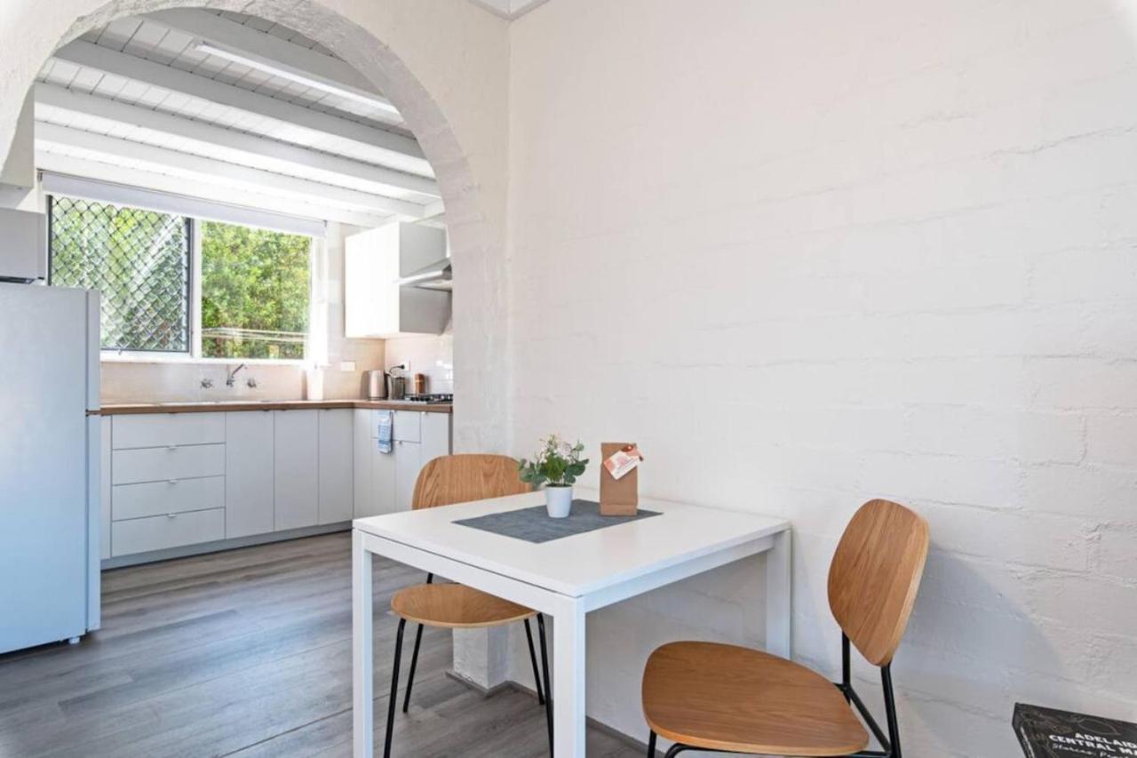 Glenelg Getaway - 2BR, parking and free wine