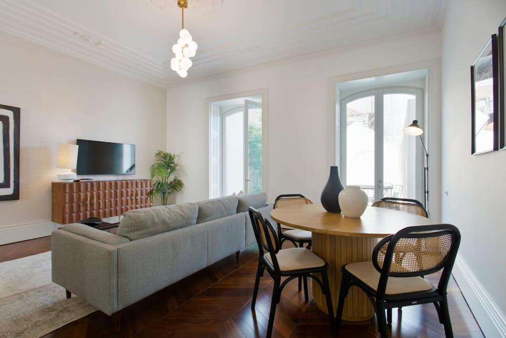 Boutique Rentals- THE CLéRiGoS Apt w/ patio view 2
