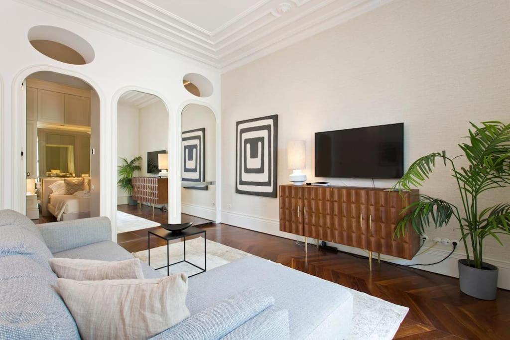Boutique Rentals- THE CLéRiGoS Apt w/ patio view 3